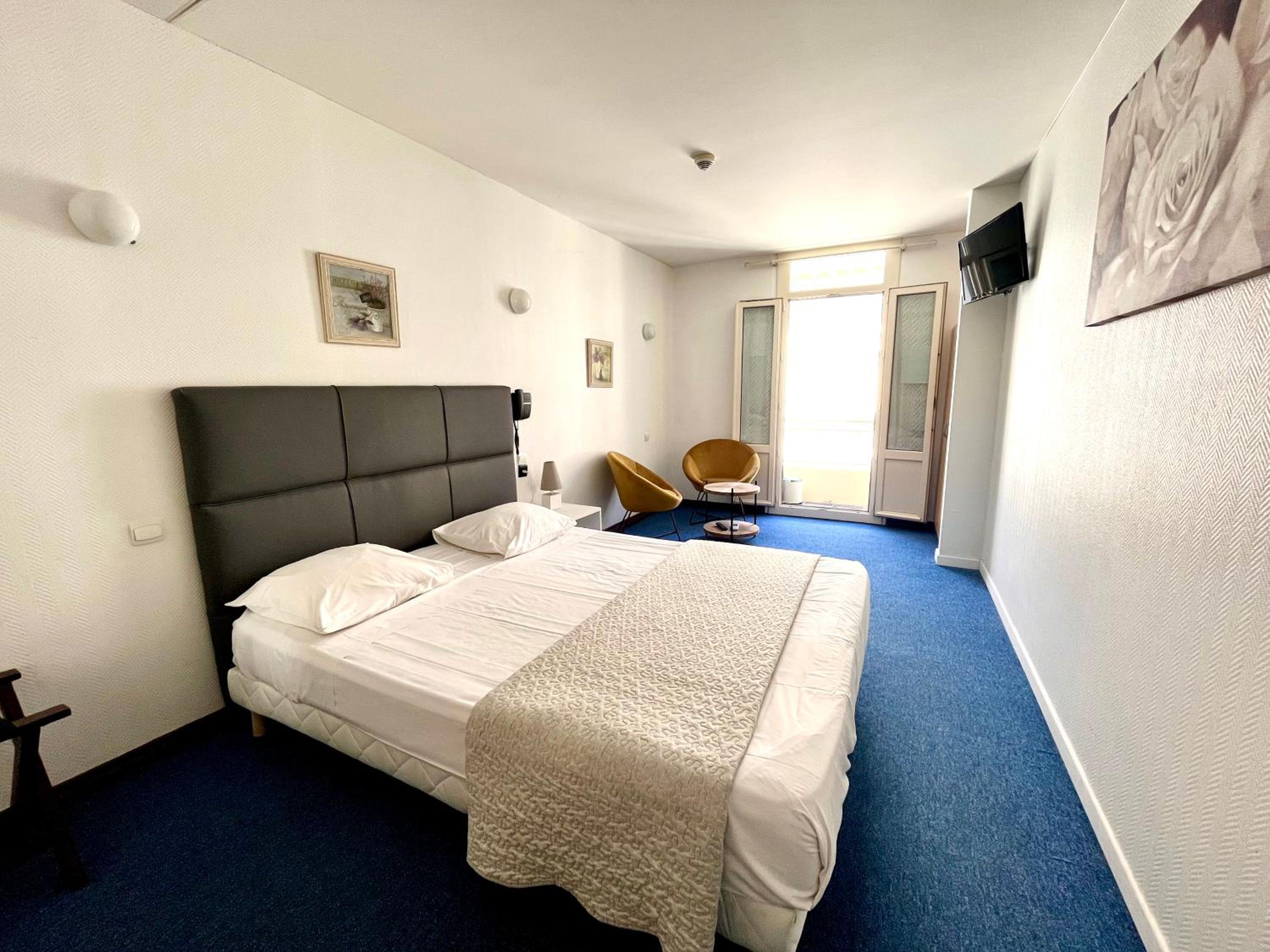 Queen Double Room - Photo 11