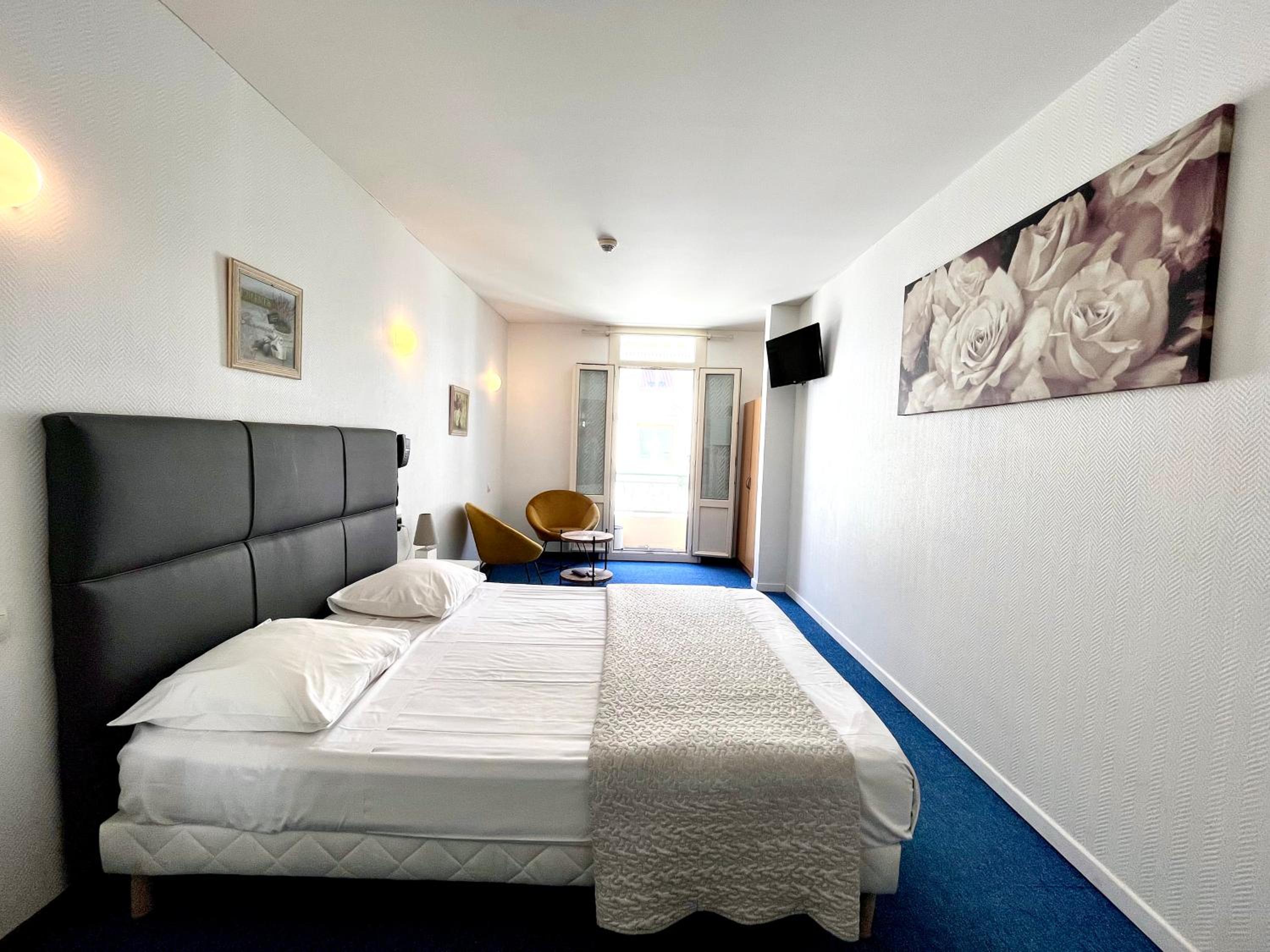 Queen Double Room - Photo 9