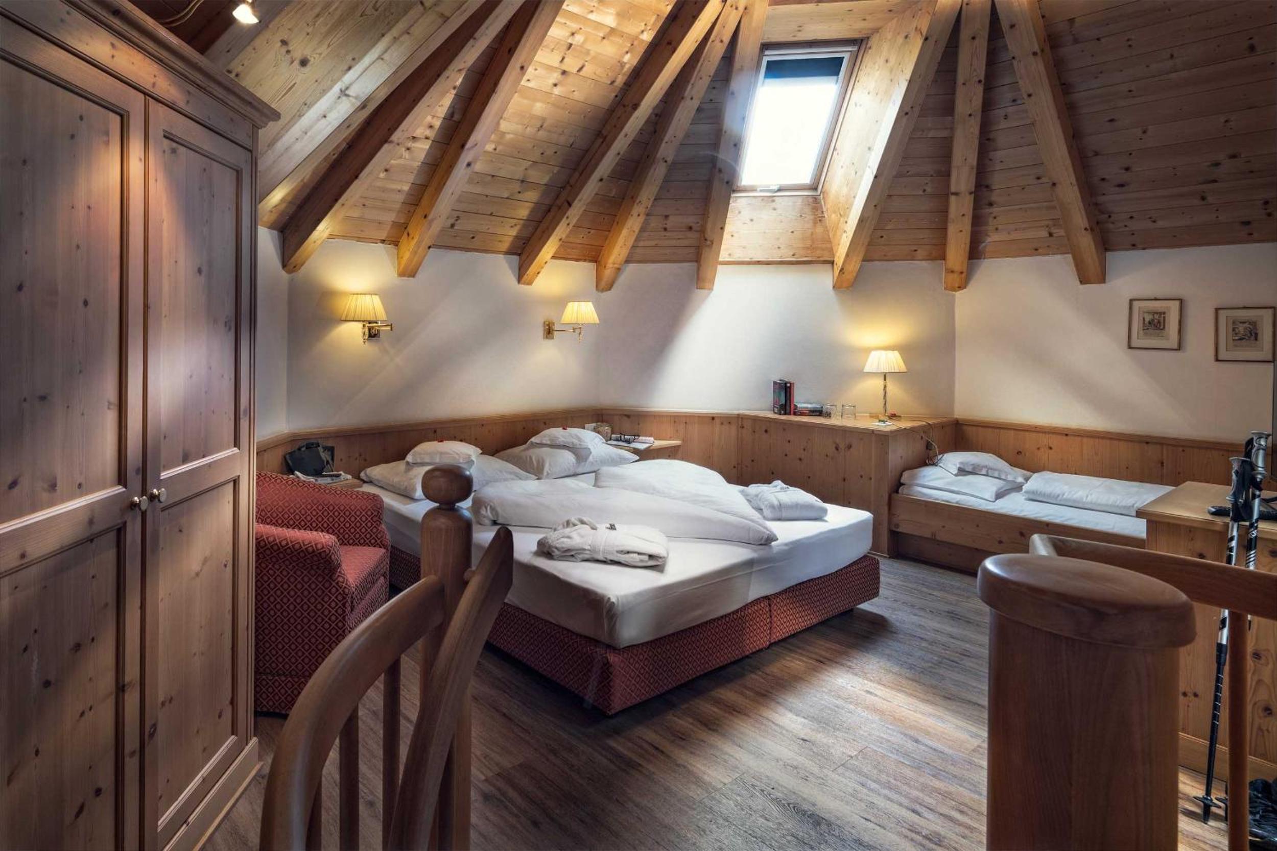Queen Suite with Spa Bath photo 3