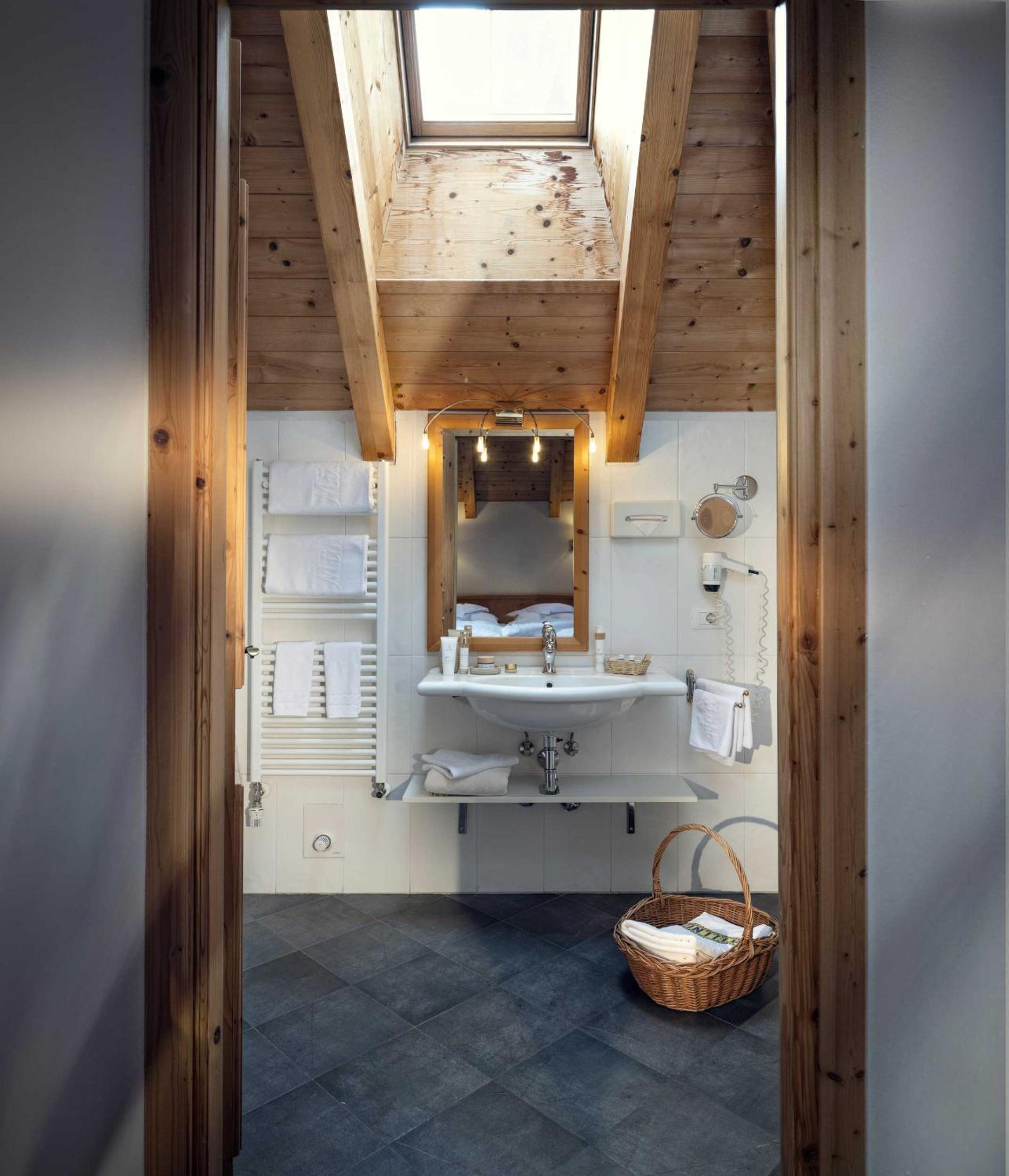 Queen Suite with Spa Bath photo 2