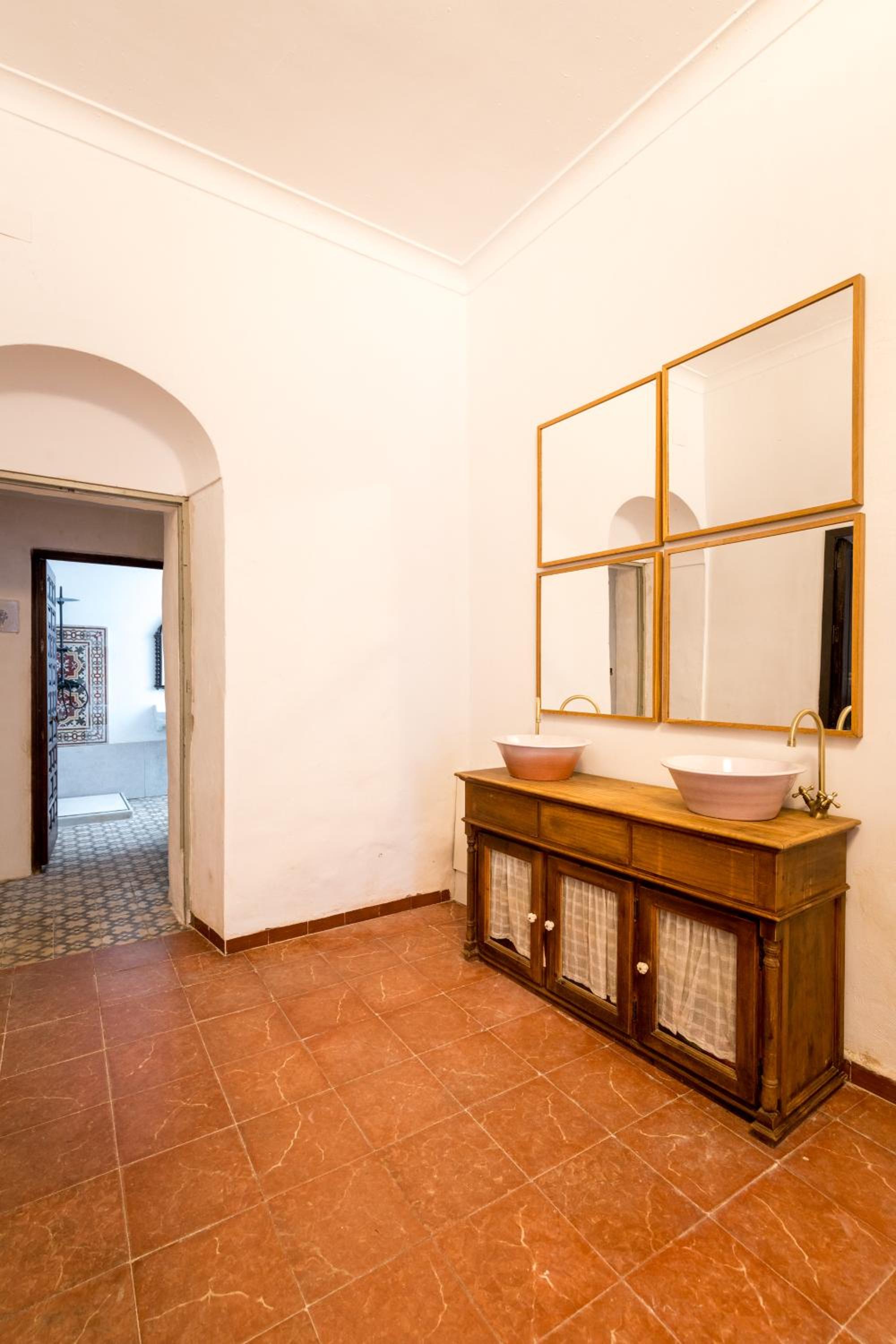 Six-Bedroom House photo 3