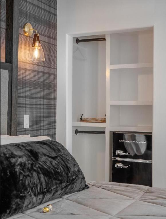 King Room with Roll-In Shower - Disability Access photo 2