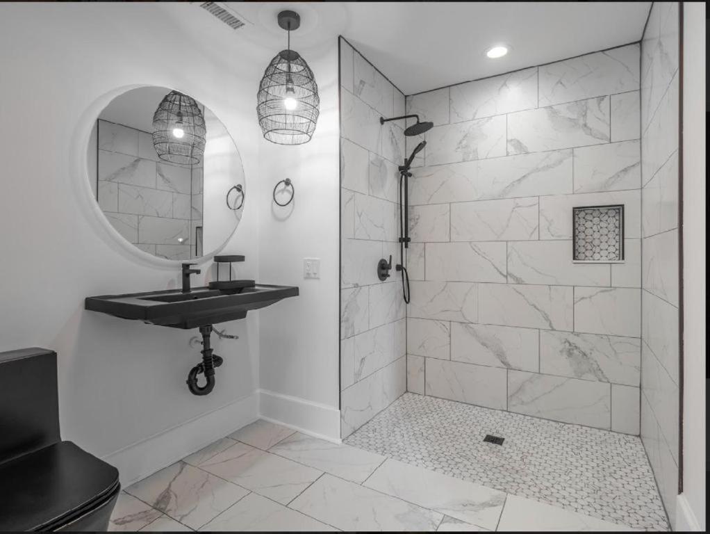King Room with Roll-In Shower - Disability Access photo 3
