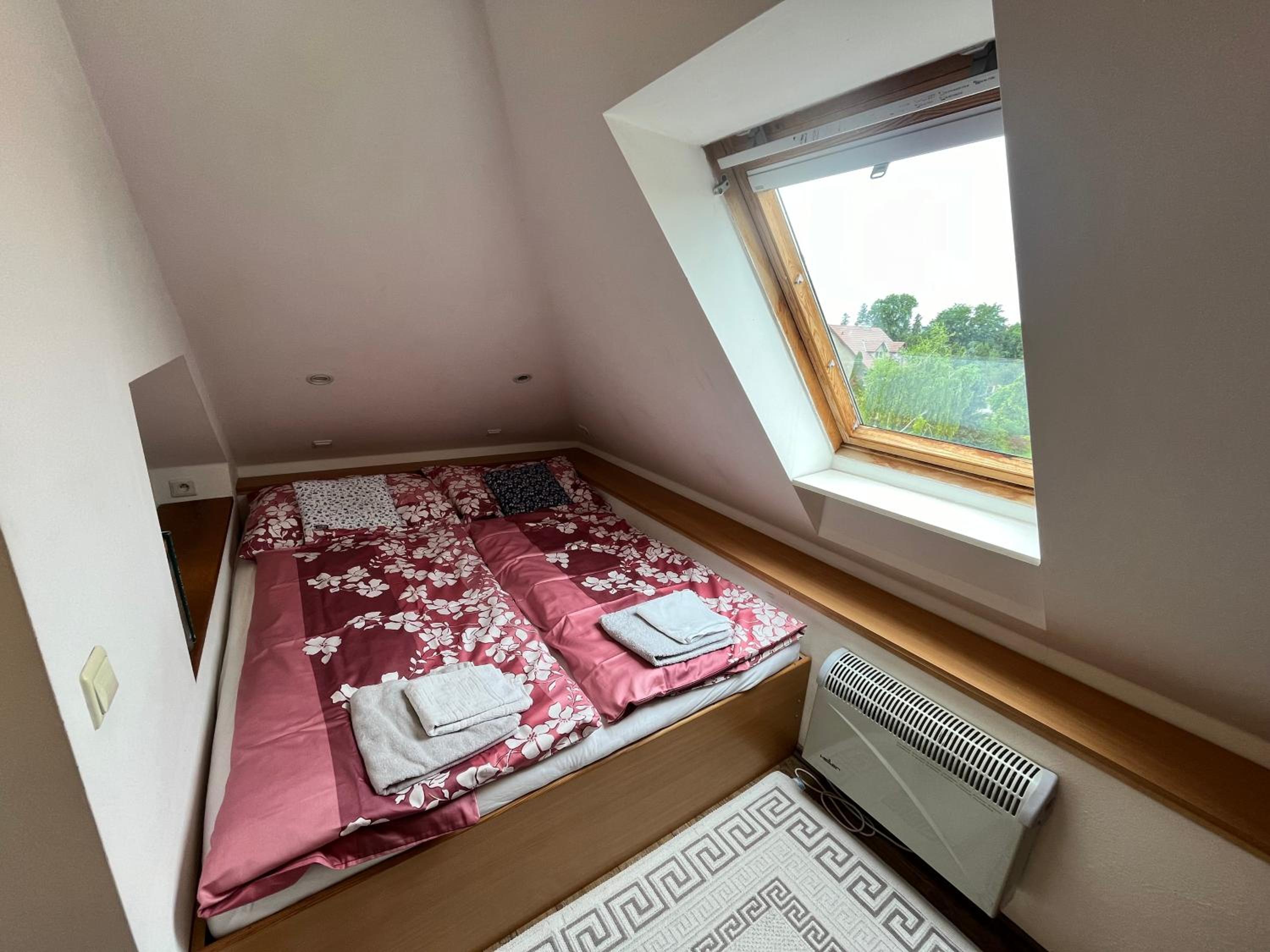 One-Bedroom Attic Apartment - Photo 8