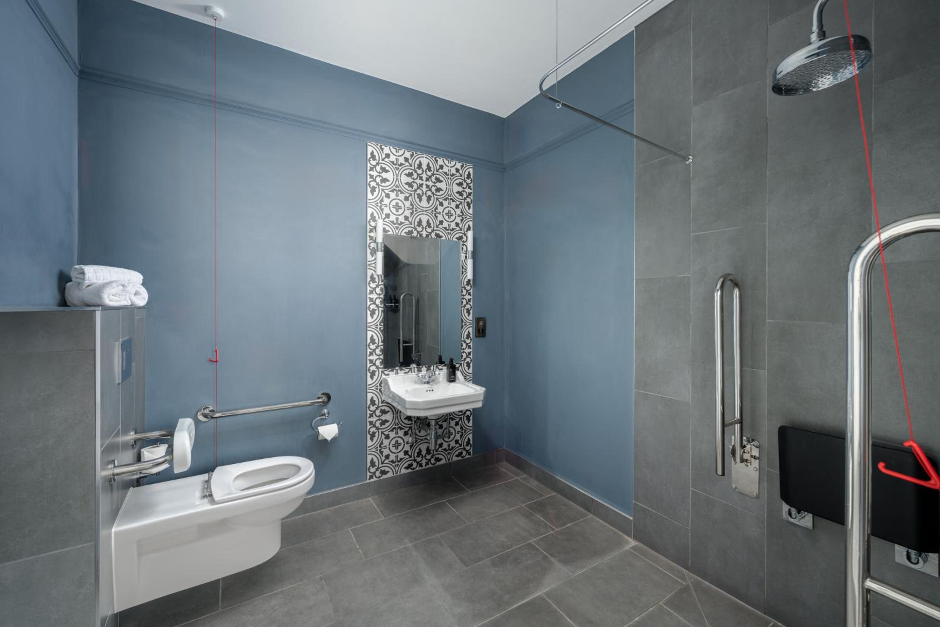 King Room with Roll-In Shower - Disability Access - Photo 11