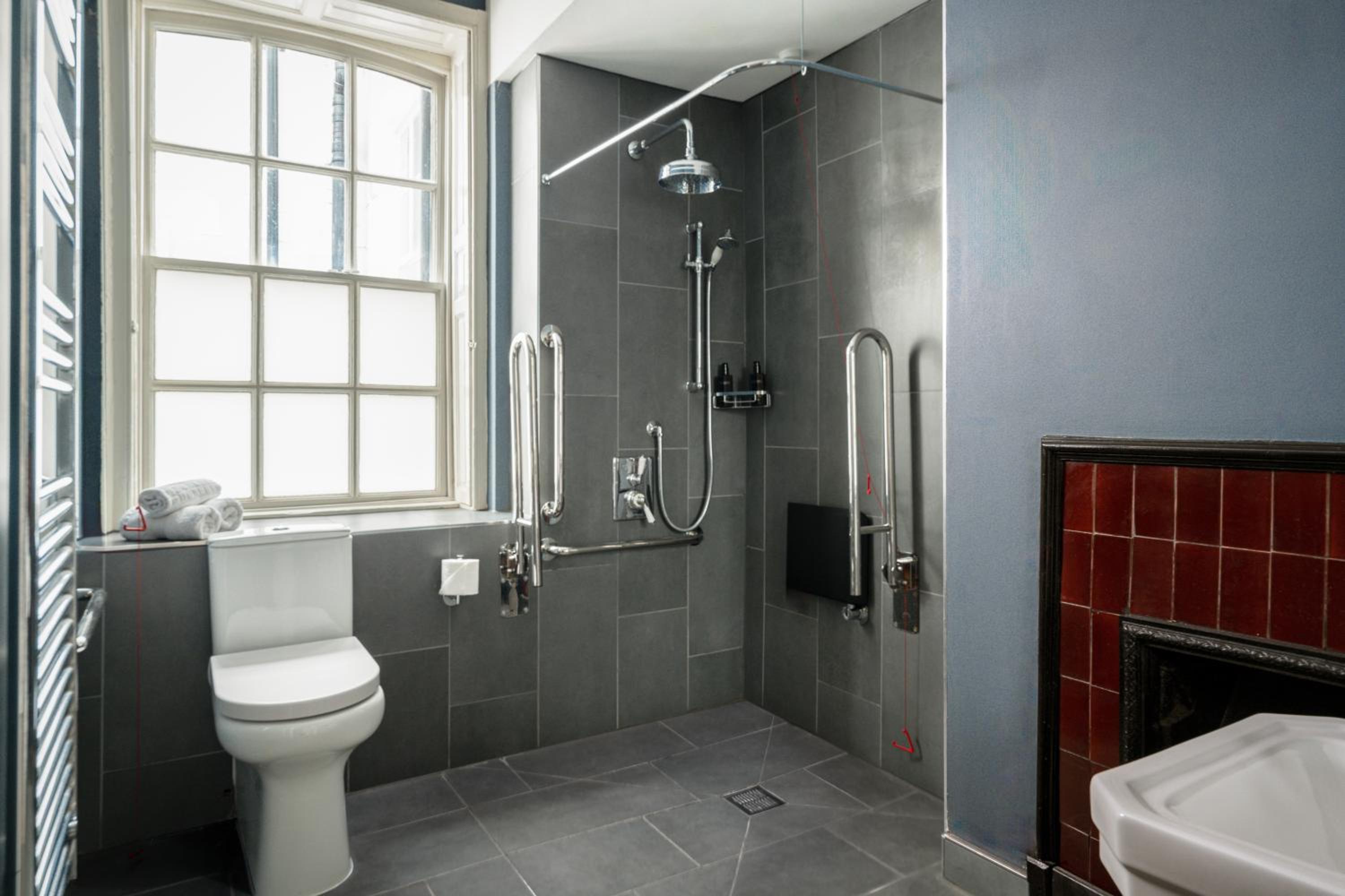 King Room with Roll-In Shower - Disability Access - Photo 2