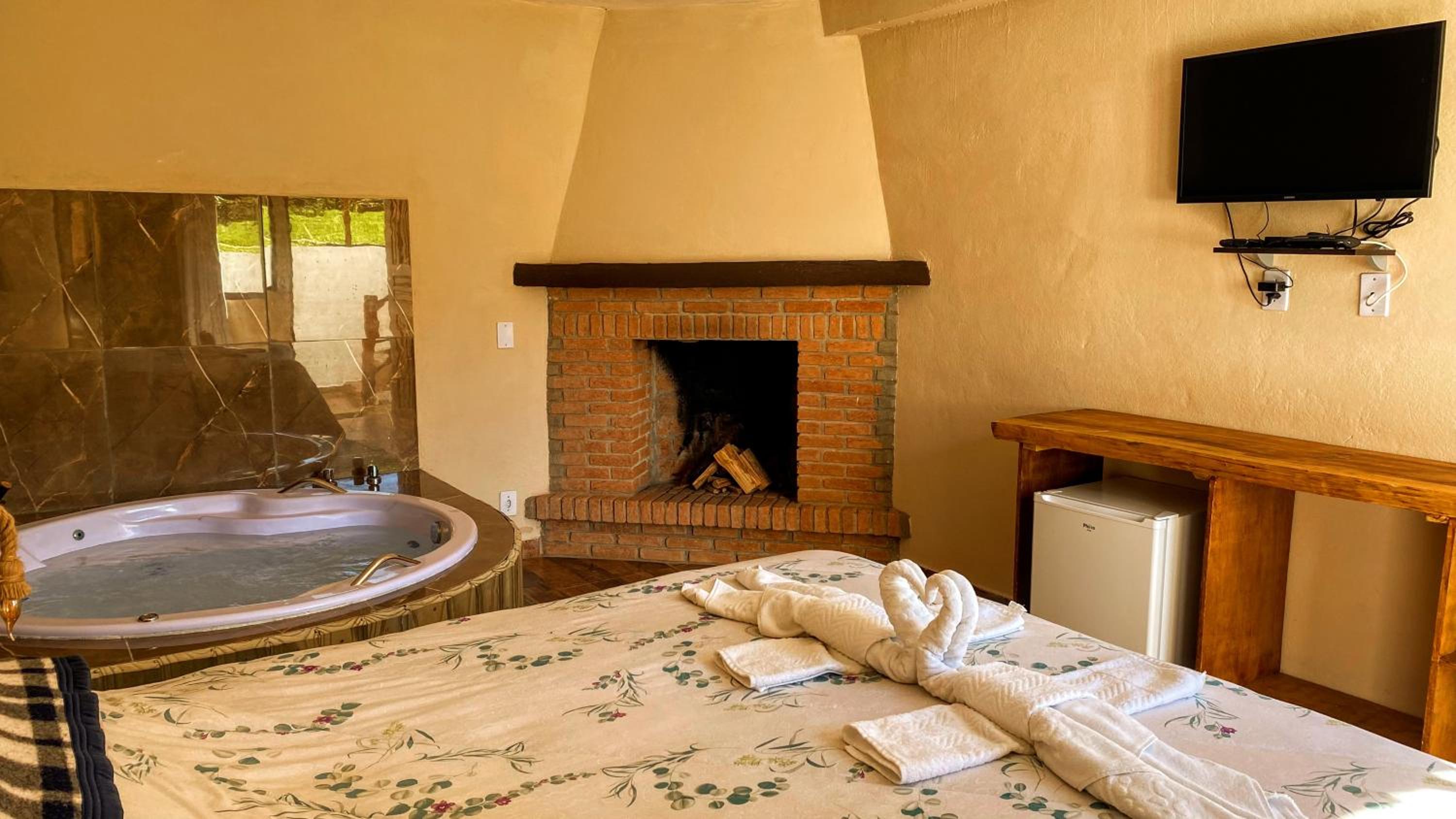 Queen Suite With Spa Bath photo 3