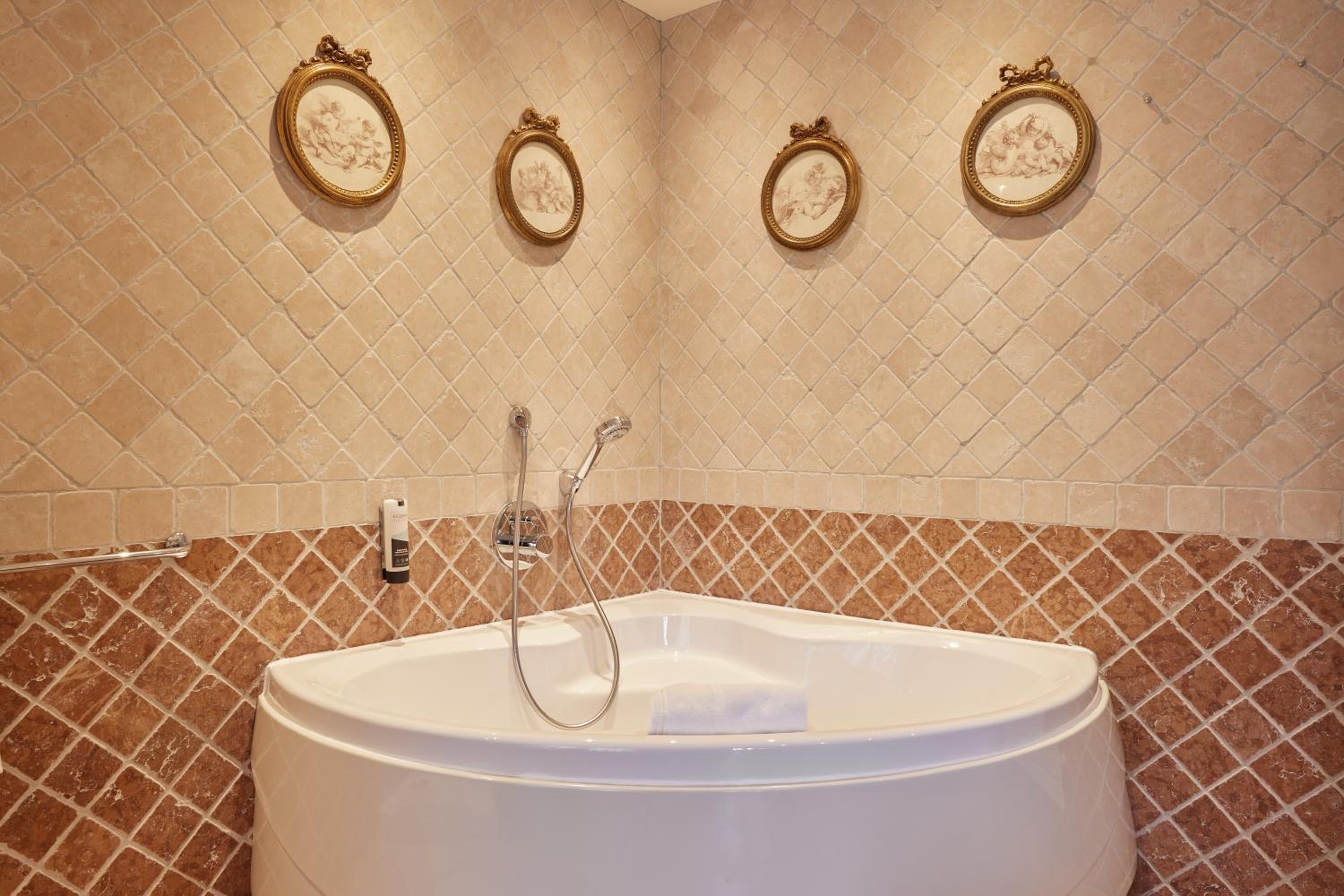 Junior King Suite with Sofa Bed and Valley View - Non-Smoking/Spa Access, photo 6