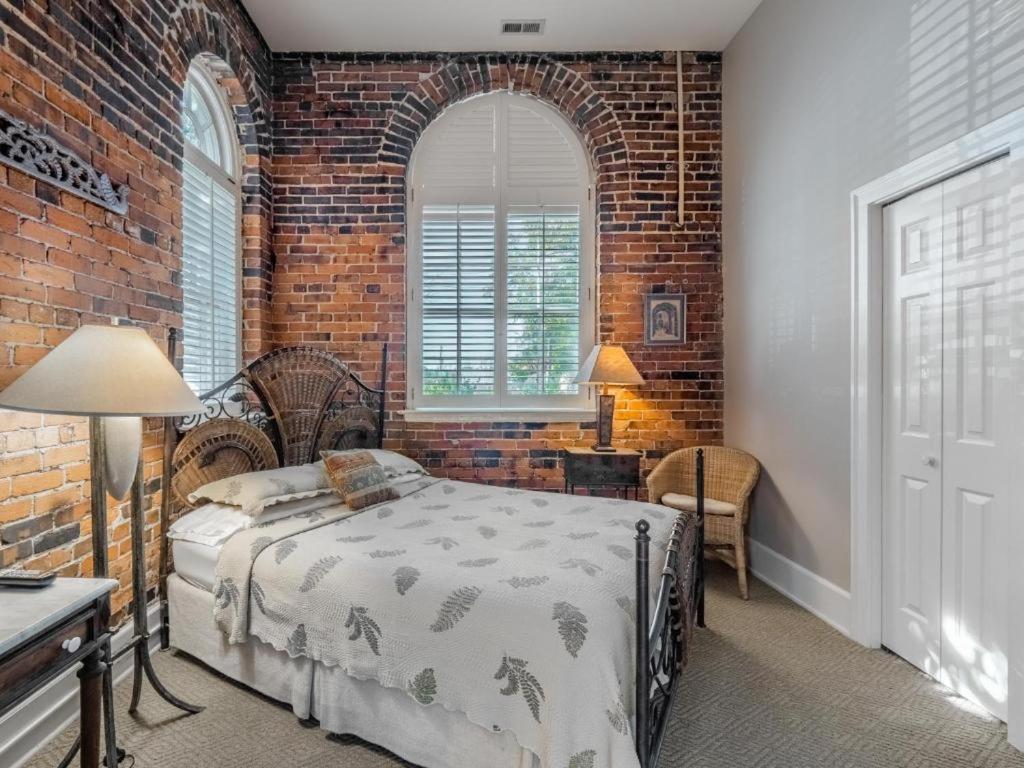 Queen Room photo 2