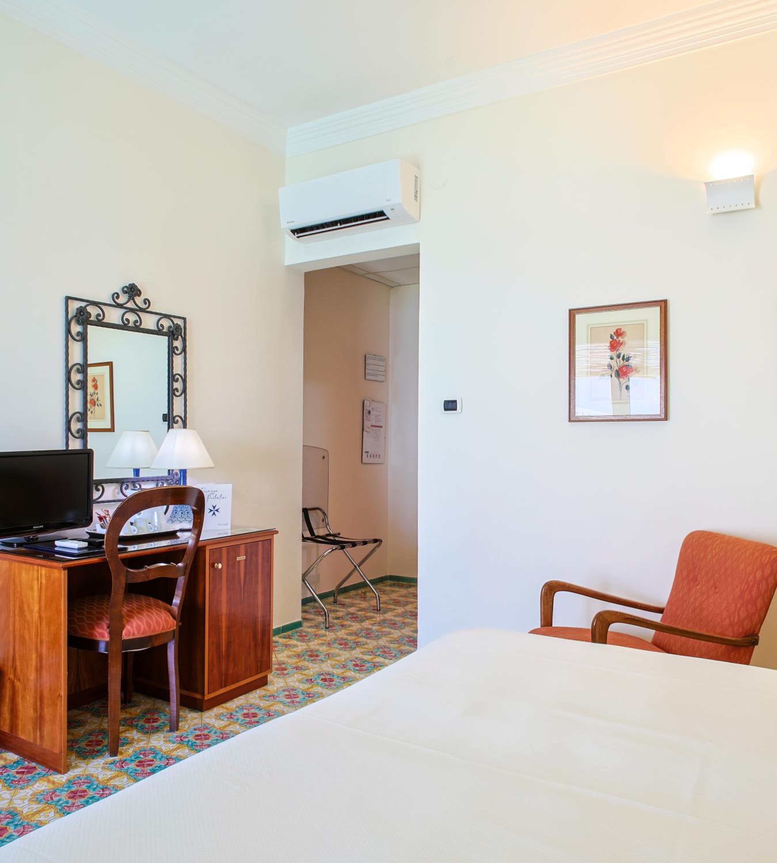Deluxe Double or Twin Room with Spa Bath - Photo 8