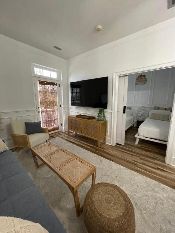 Standard Queen Room with Two Queen Beds photo 3