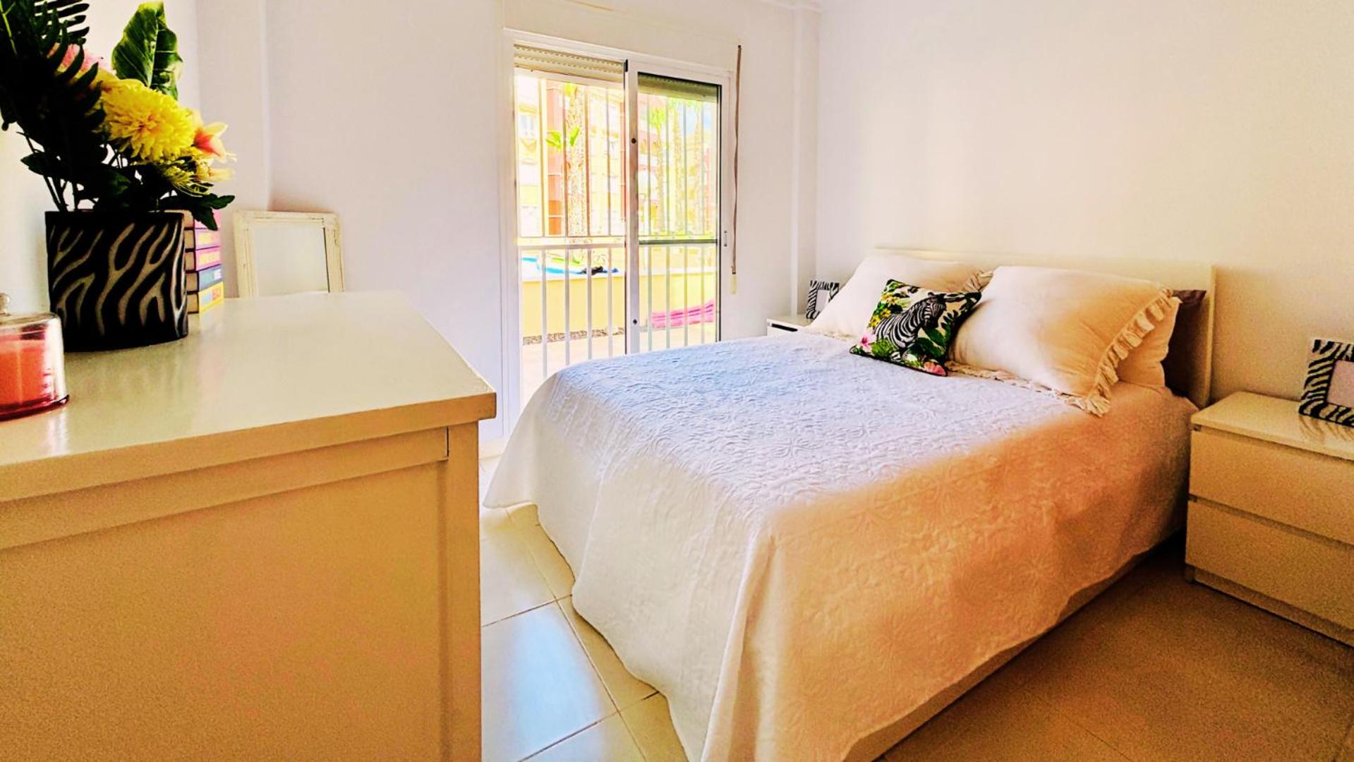 Apartamento de Dos Dormitorios con Vista a la Piscina