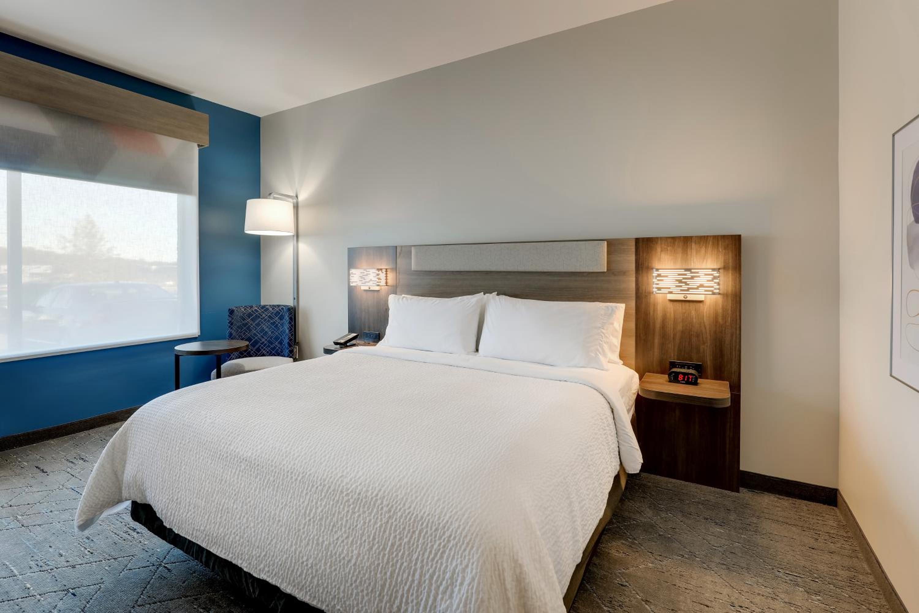 Standard King Room - Communications Accessible - Photo 1