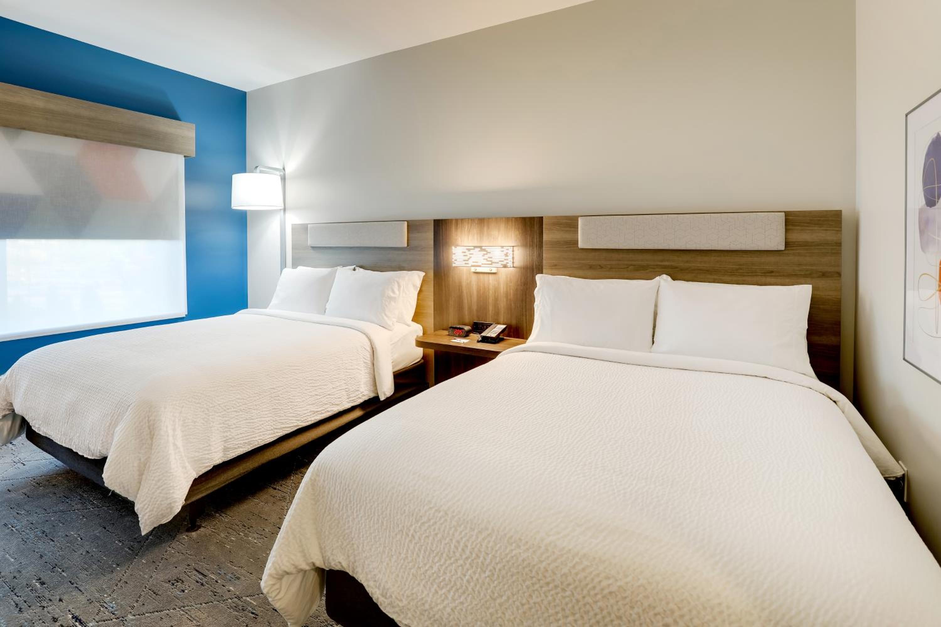 Queen Room with Two Queen Beds - Hearing Accessible/Non-Smoking - Photo 4