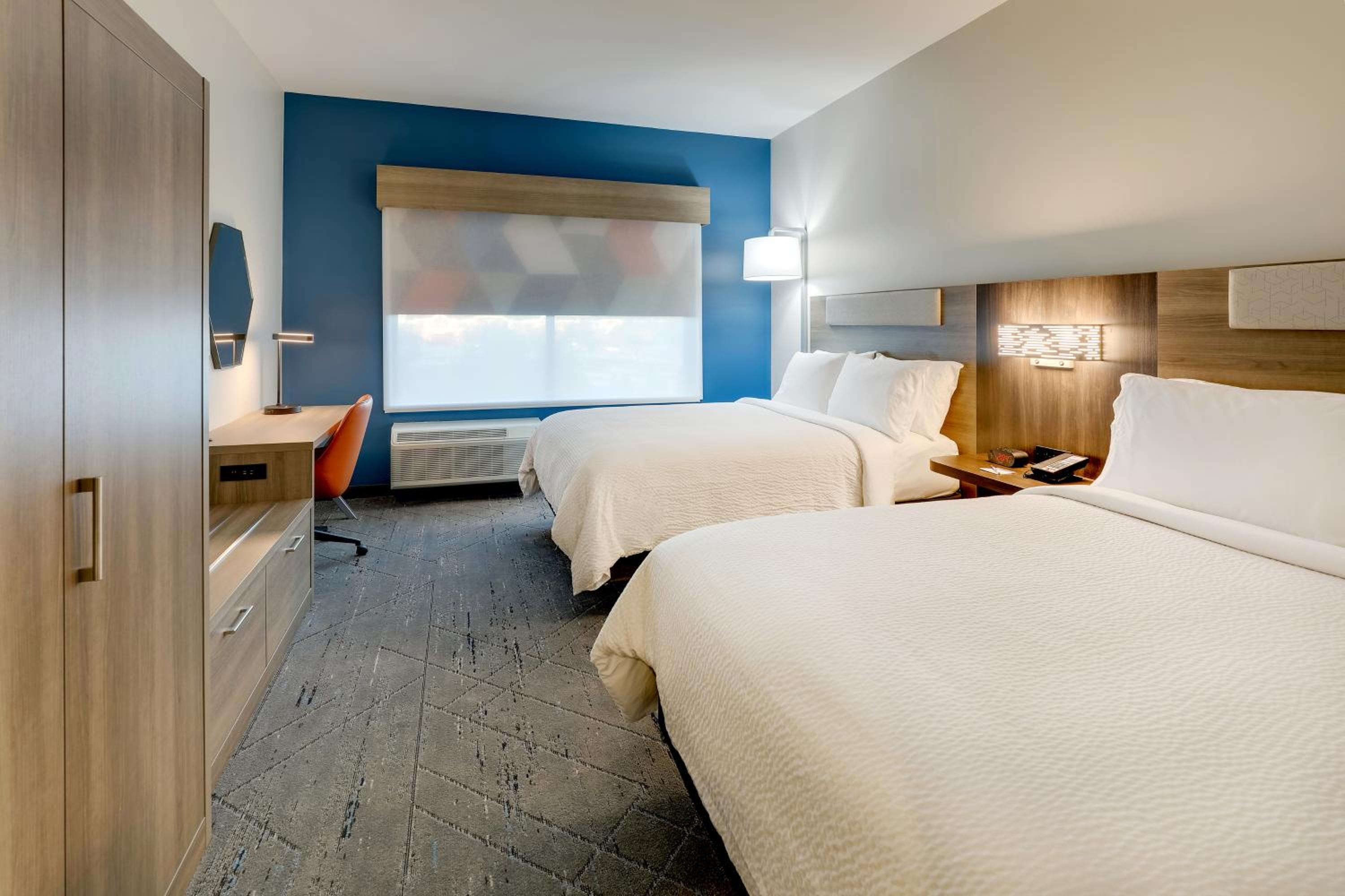 Standard Room with Two Queen Beds - Photo 5