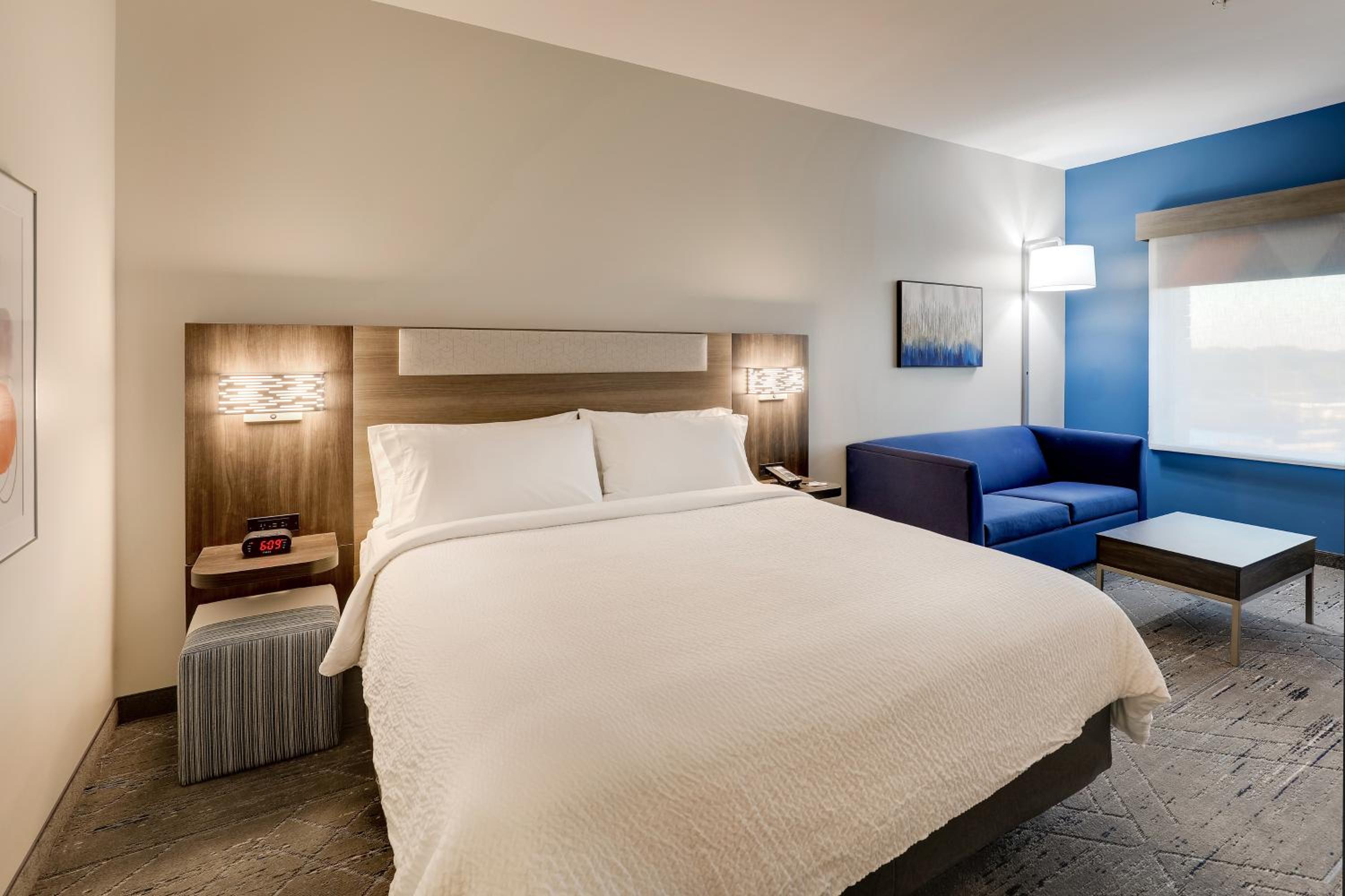 King Suite with Sofa Bed - Communications Accessible - Photo 1