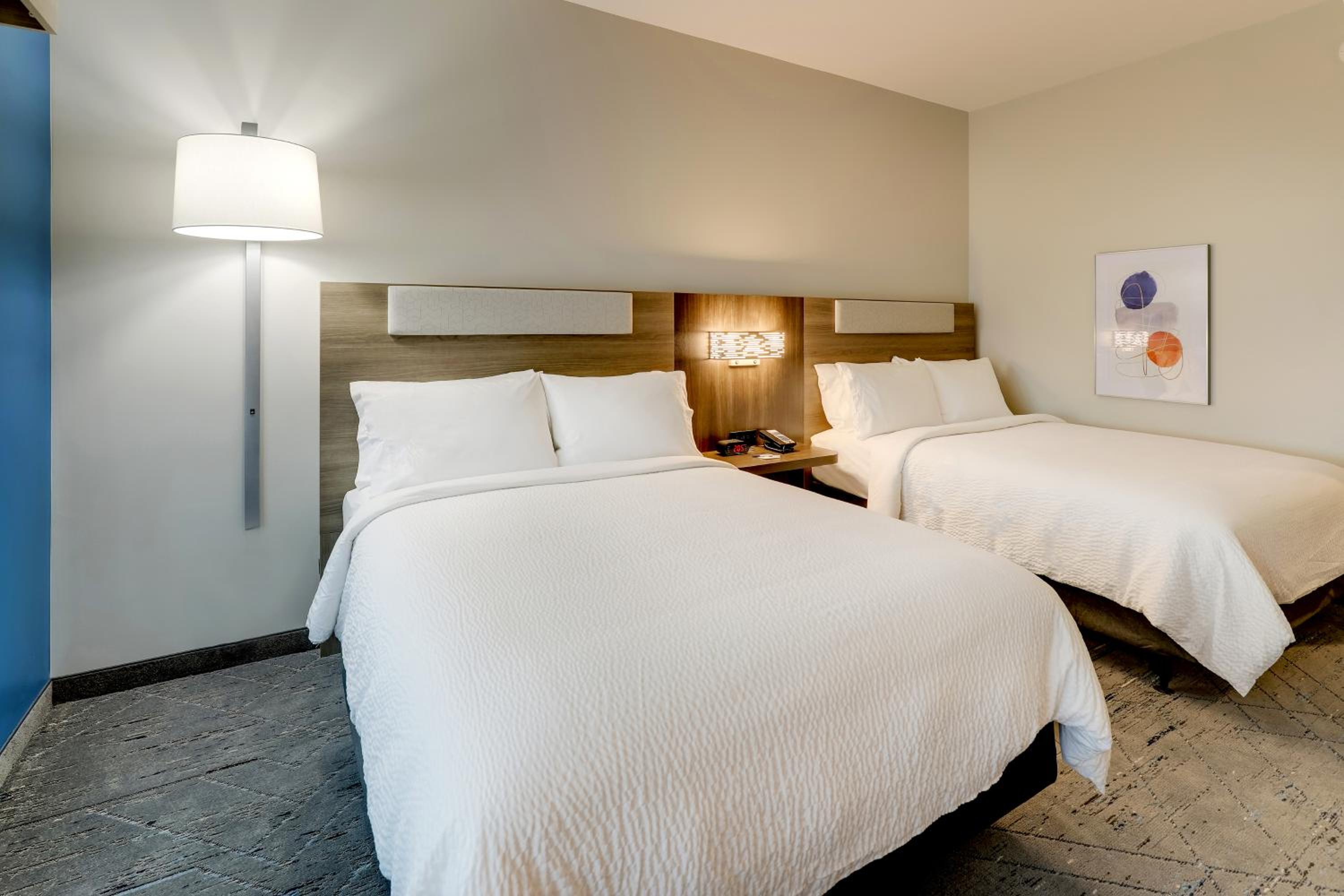 Queen Room with Two Queen Beds - Hearing Accessible/Non-Smoking - Photo 5