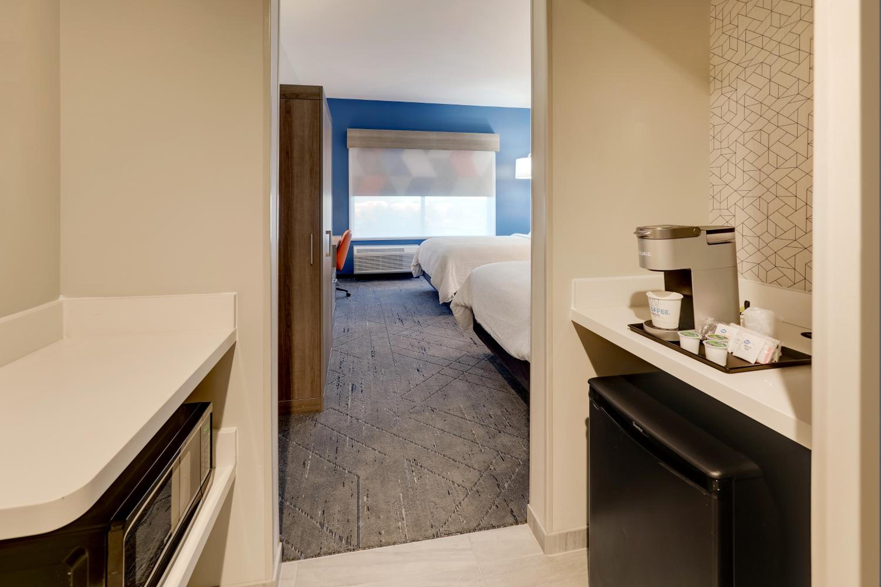 Standard Queen Room with Two Queen Beds - Communications and Mobility Accessible - Photo 5