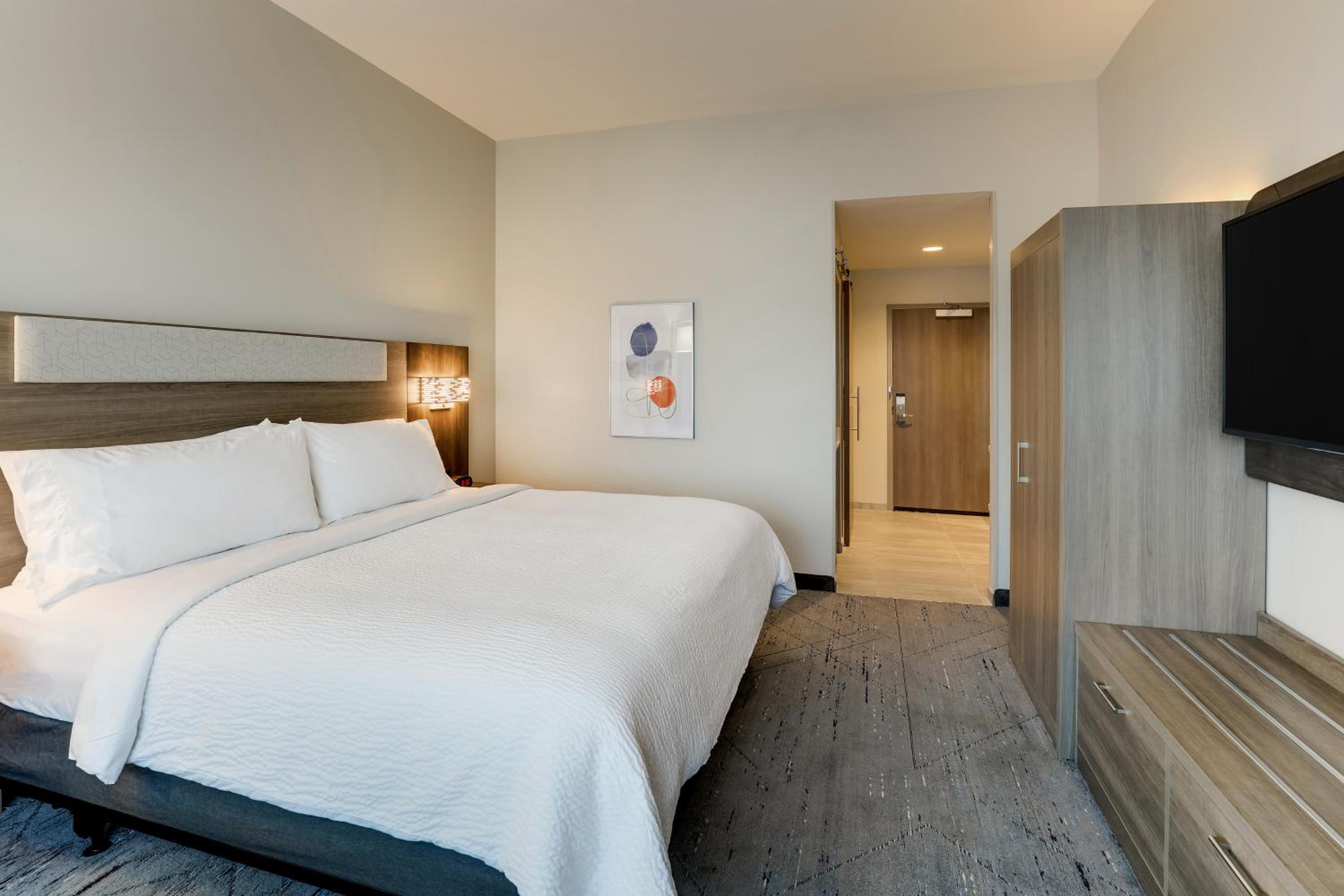 Standard King Room with Mobility Accessible Tub - Photo 4