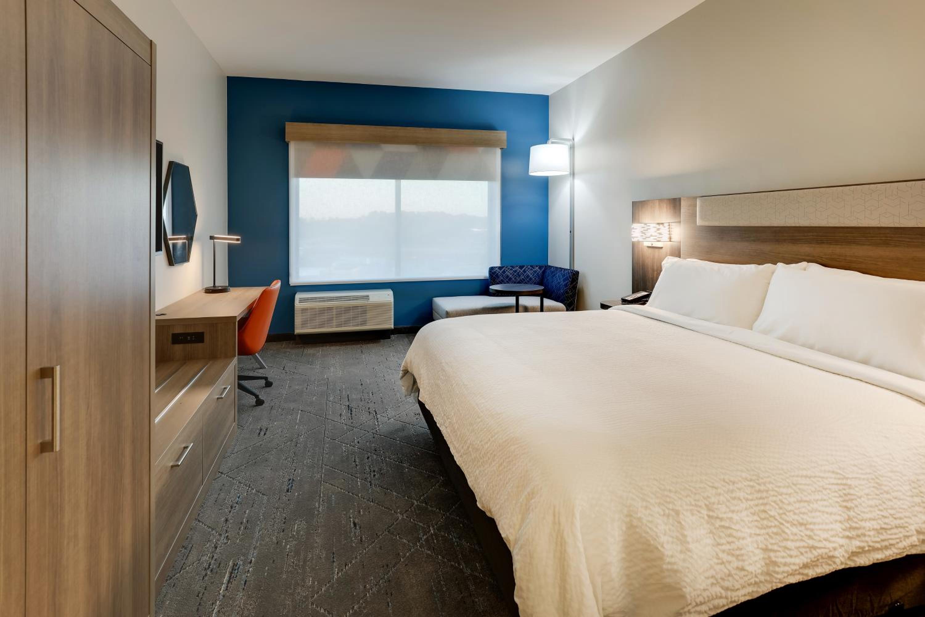 Standard King Room with Mobility Accessible Roll-In Shower photo 2