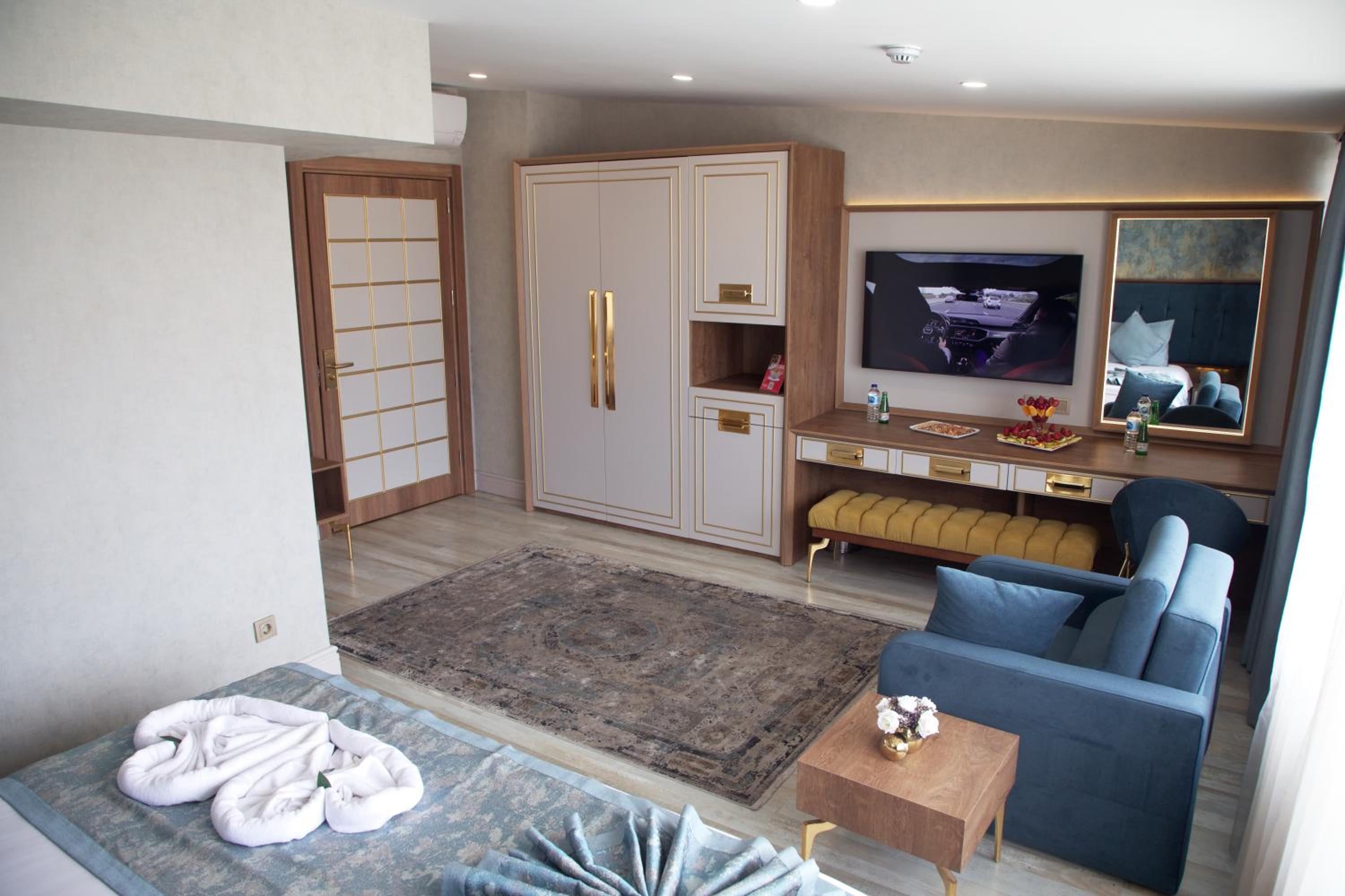 Suite with City View photo 2