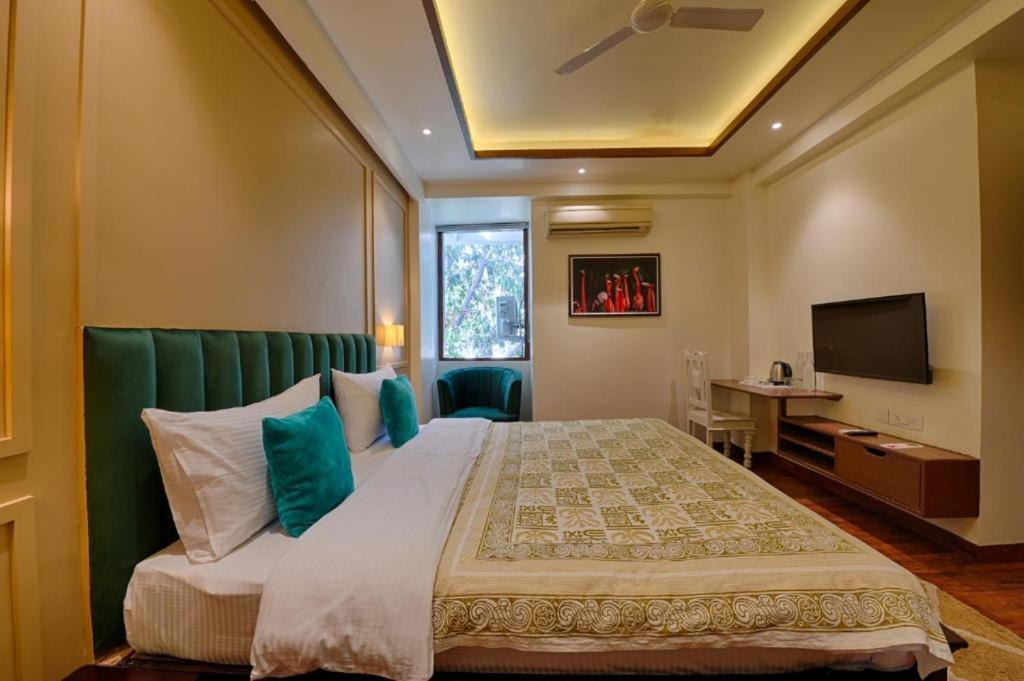 Deluxe Room - Photo 12