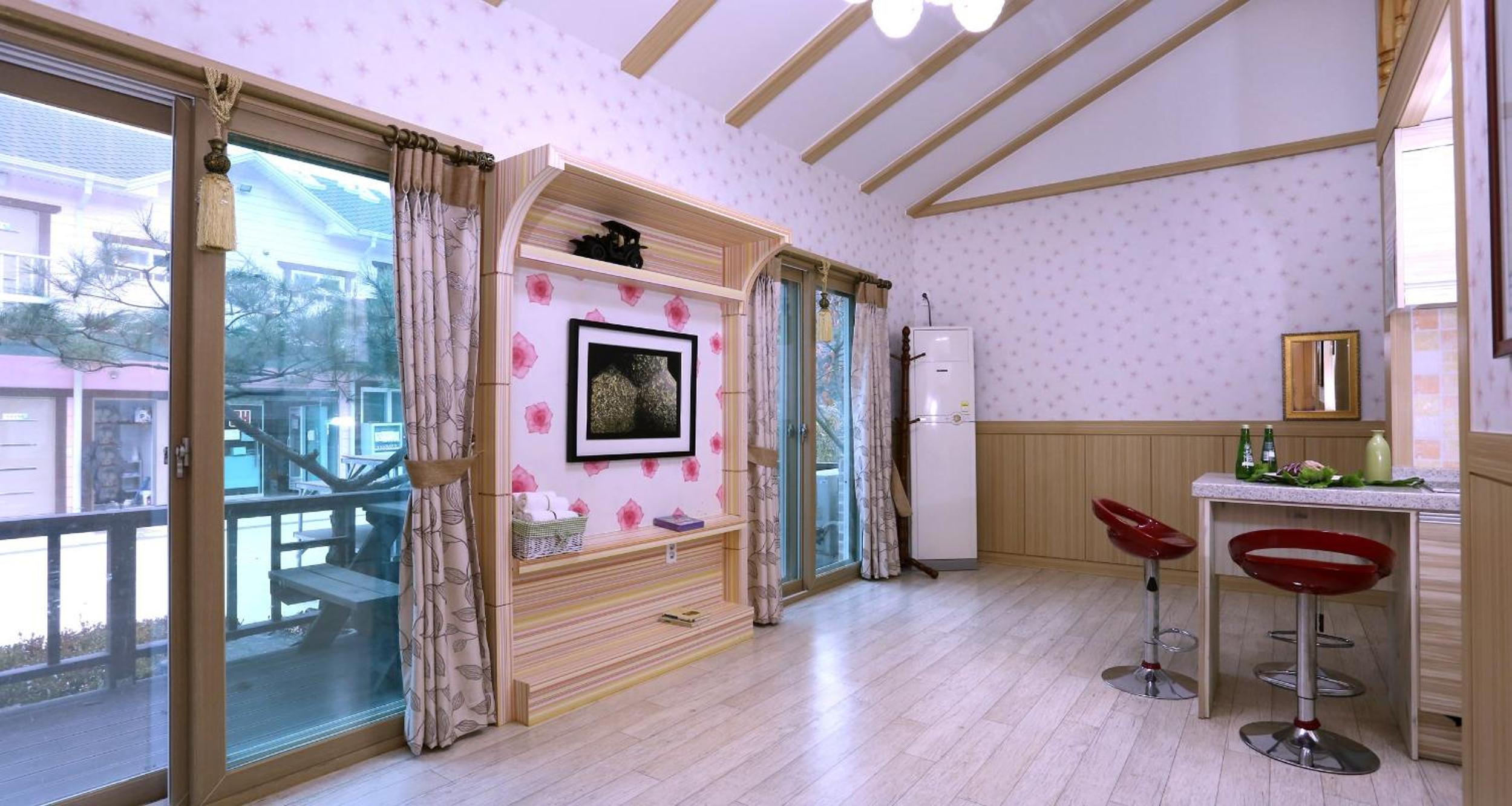 Family Room 3 photo 3
