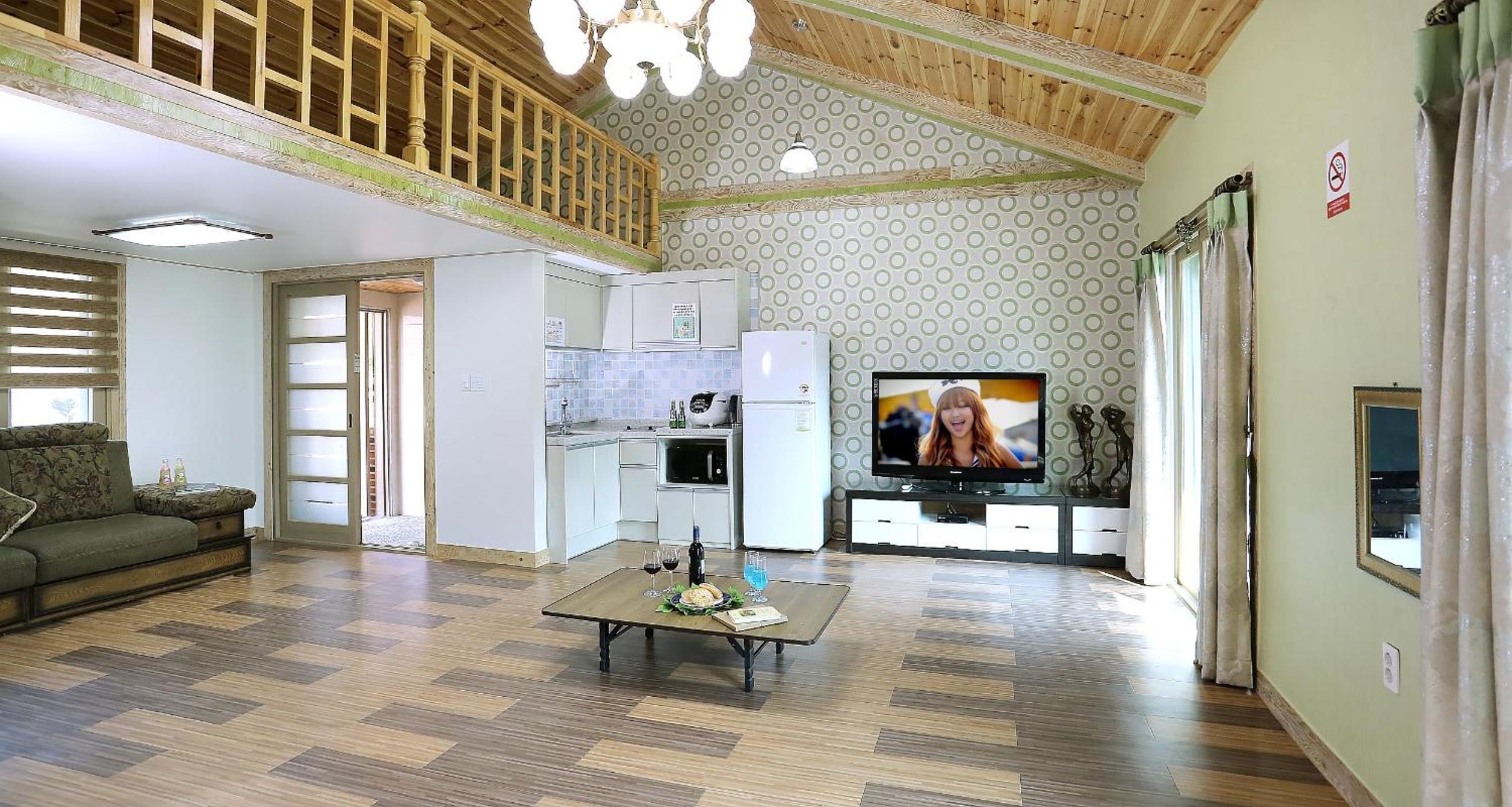 Family Room 1 photo 2