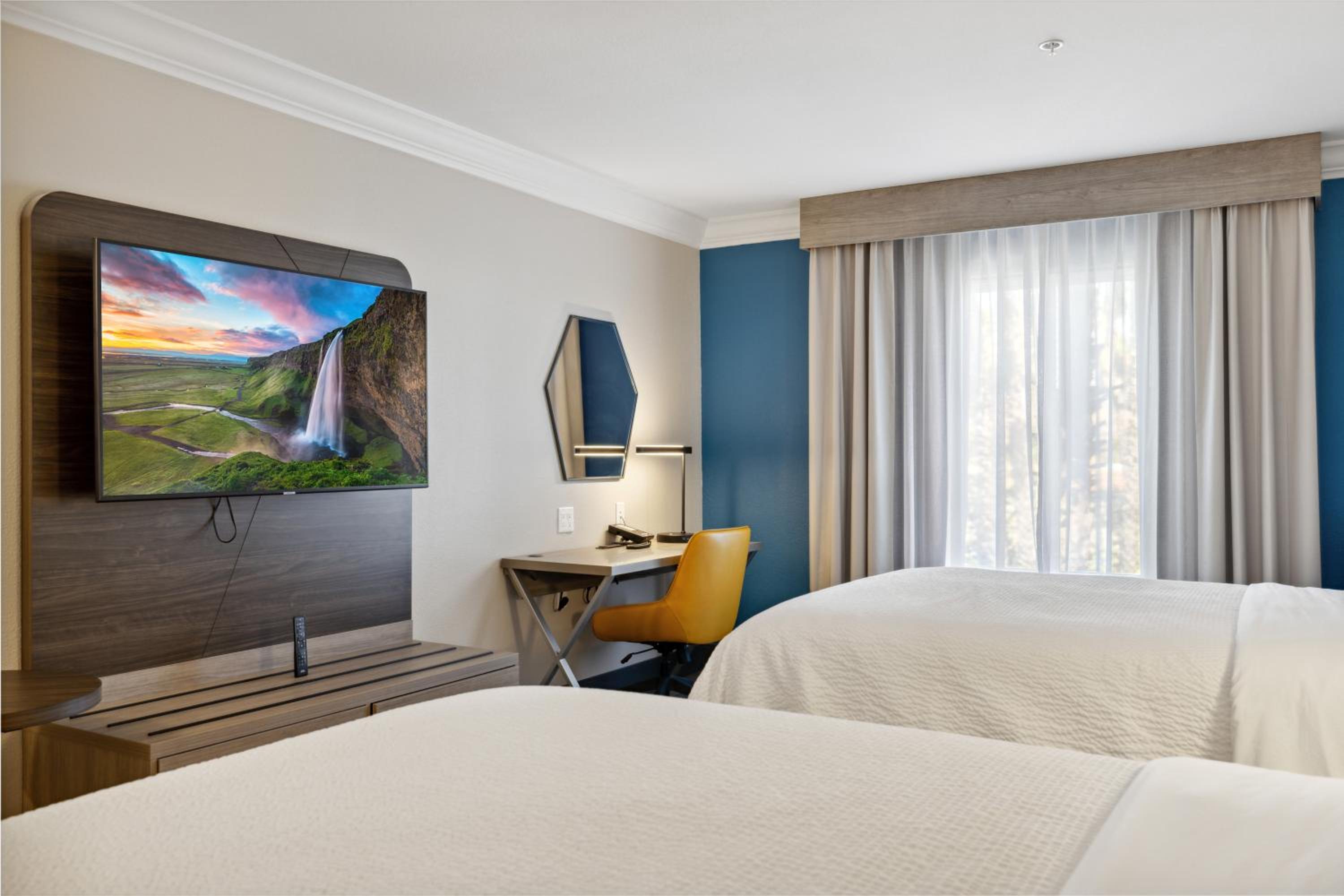 Standard Room with Two Queen Beds photo 3