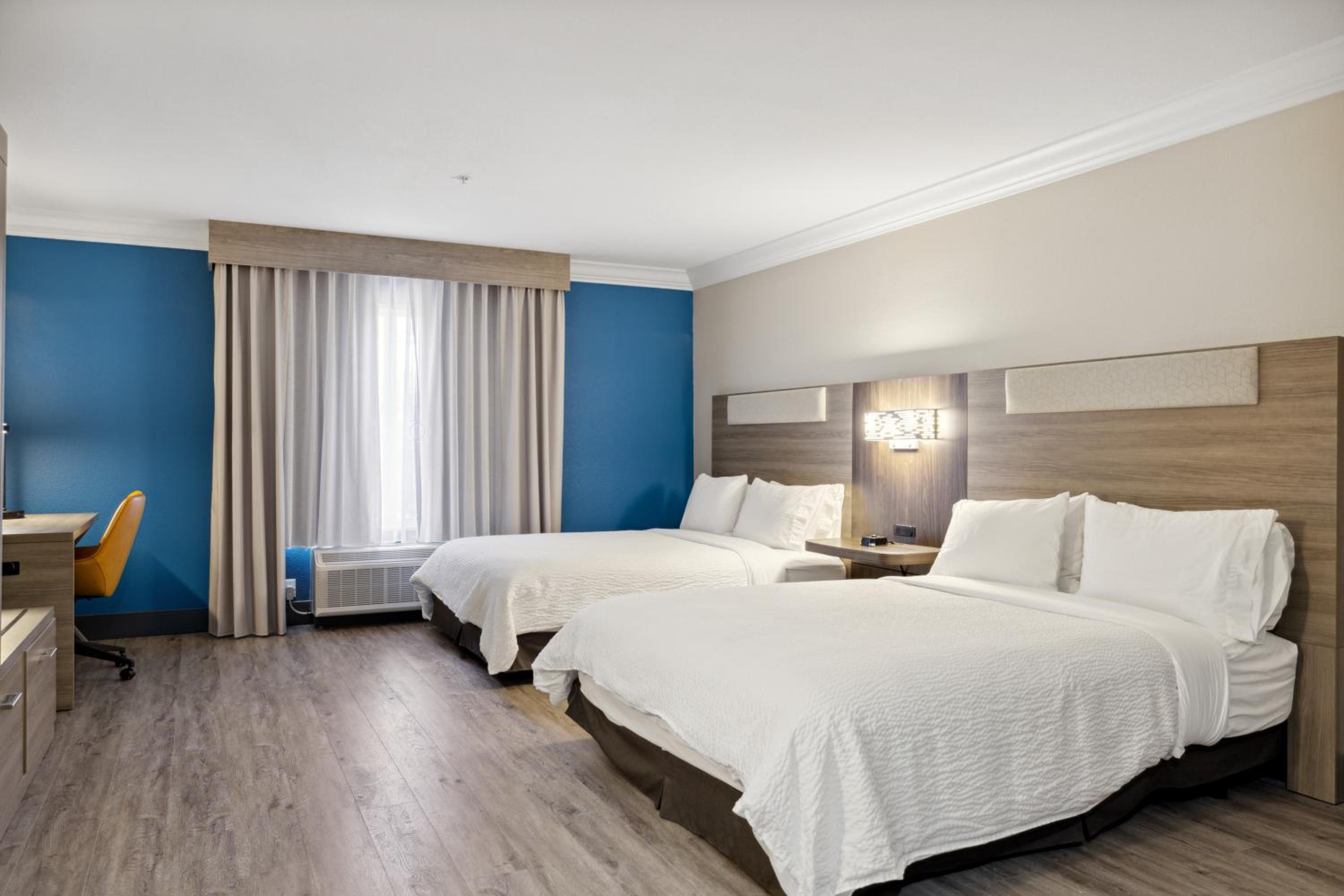 Queen Room with Two Queen Beds - Mobility Access Tub/Non-Smoking photo 1