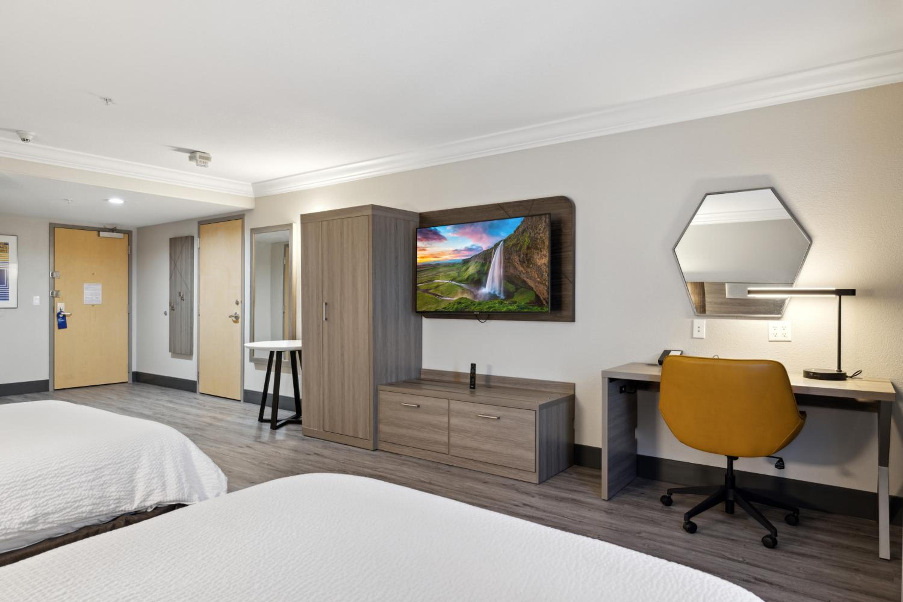 Queen Room with Two Queen Beds - Mobility Access Tub/Non-Smoking photo 3
