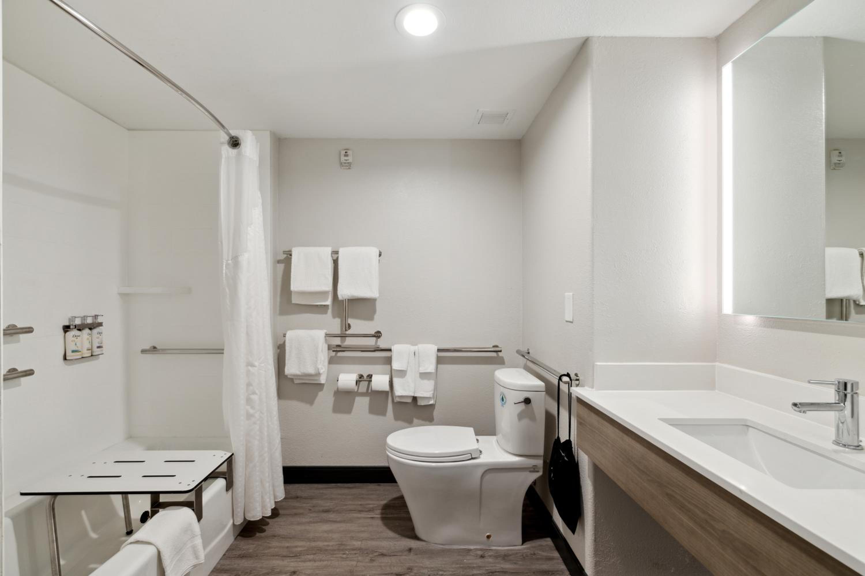 King Room - Mobility Access/Hearing Accessible photo 2
