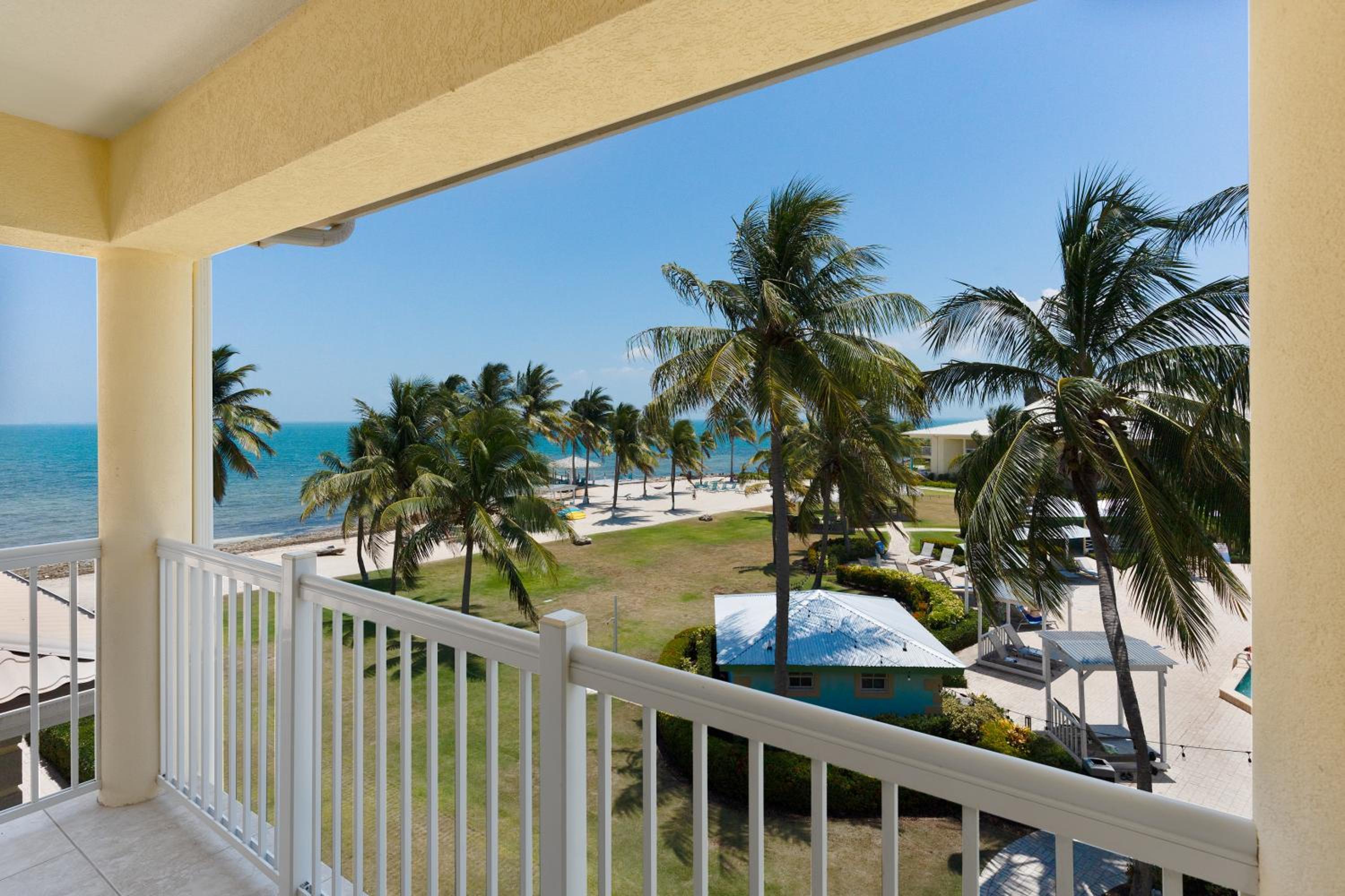 Standard King Room with Ocean View photo 3
