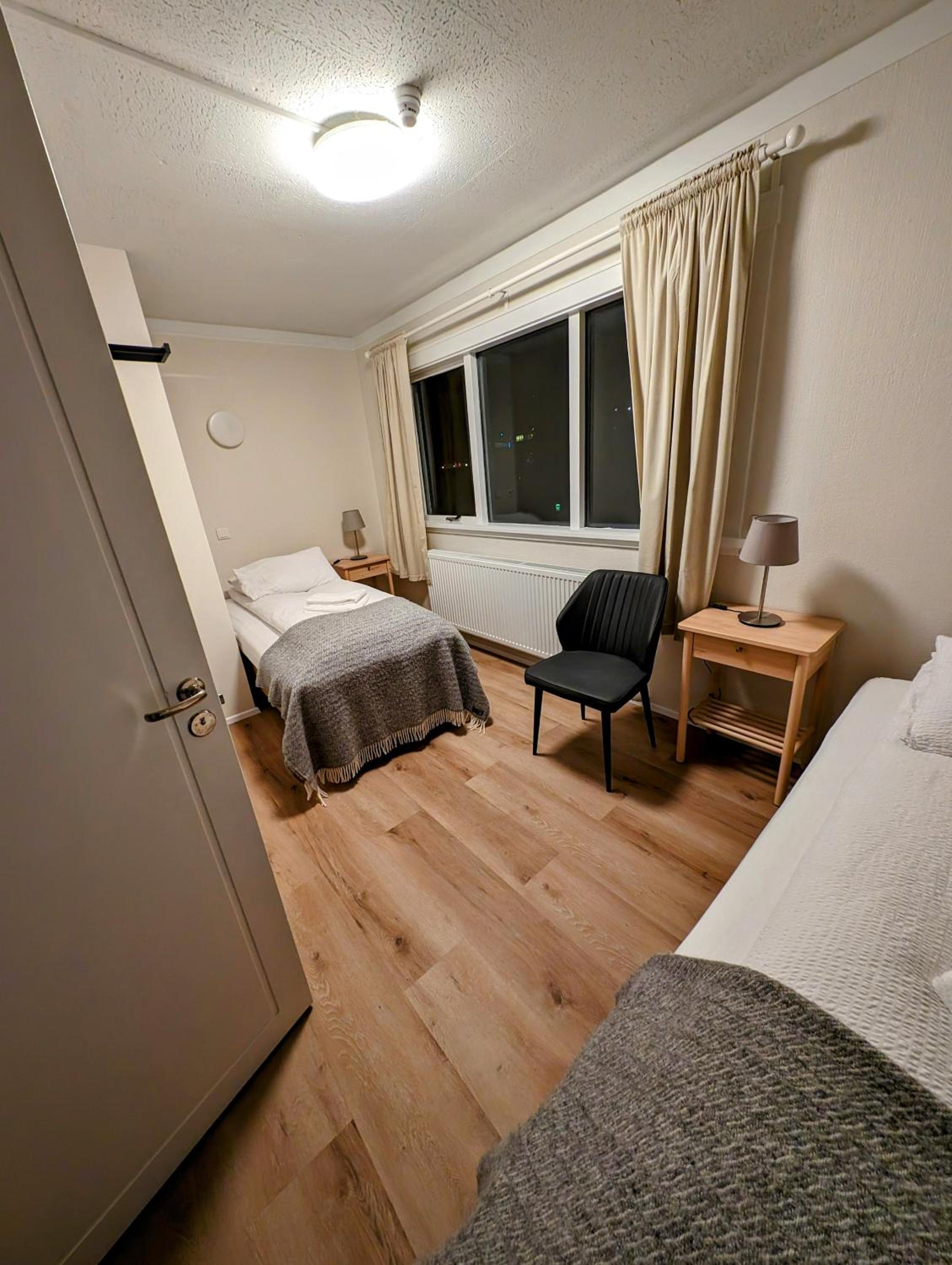 Twin Room with Private Bathroom - Photo 2