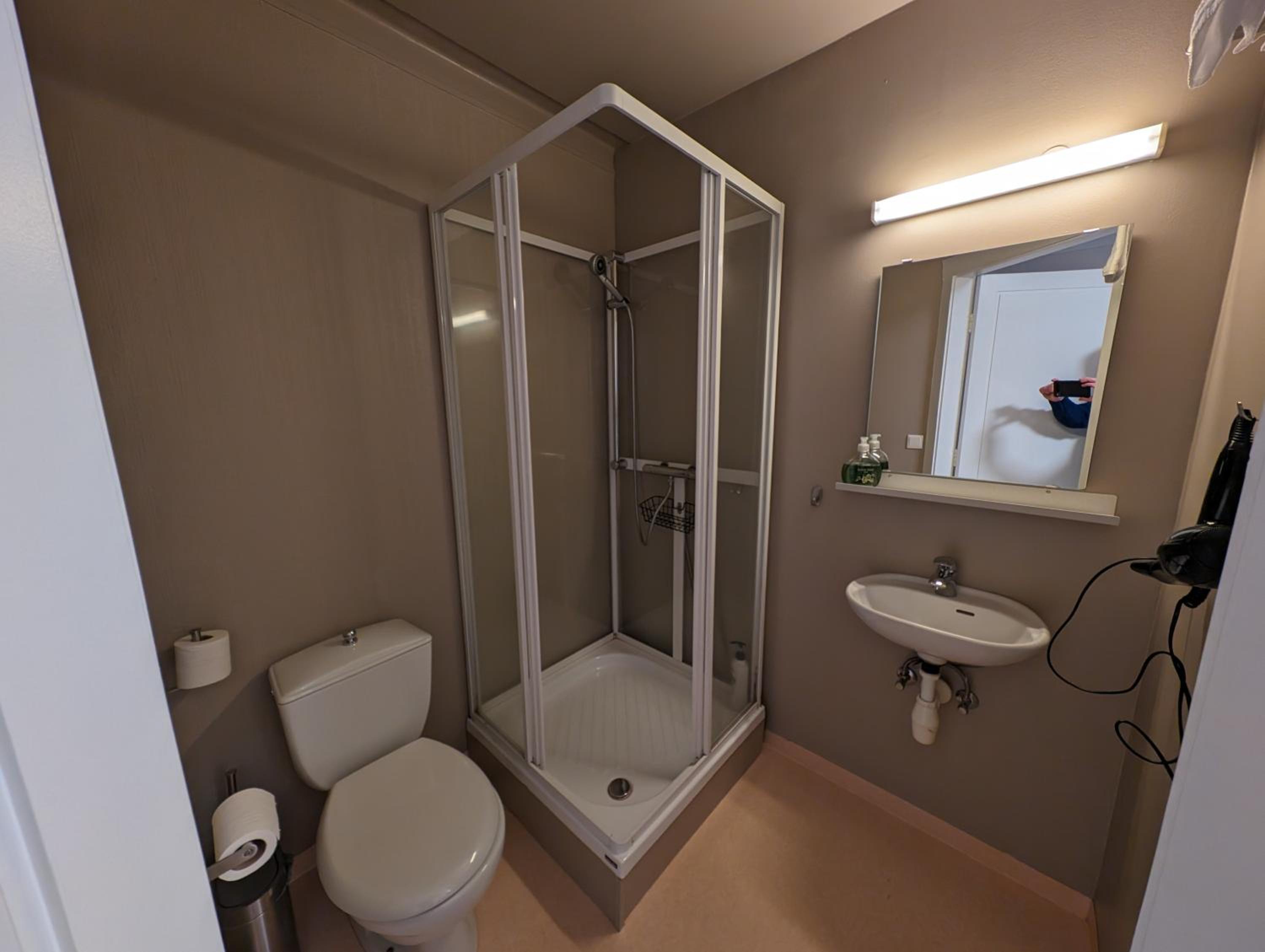 Twin Room with Private Bathroom - Photo 4