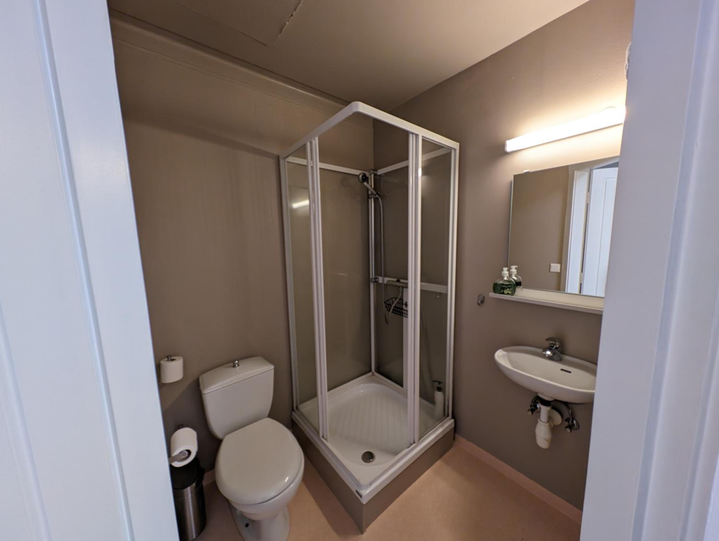 Twin Room with Private Bathroom - Photo 3