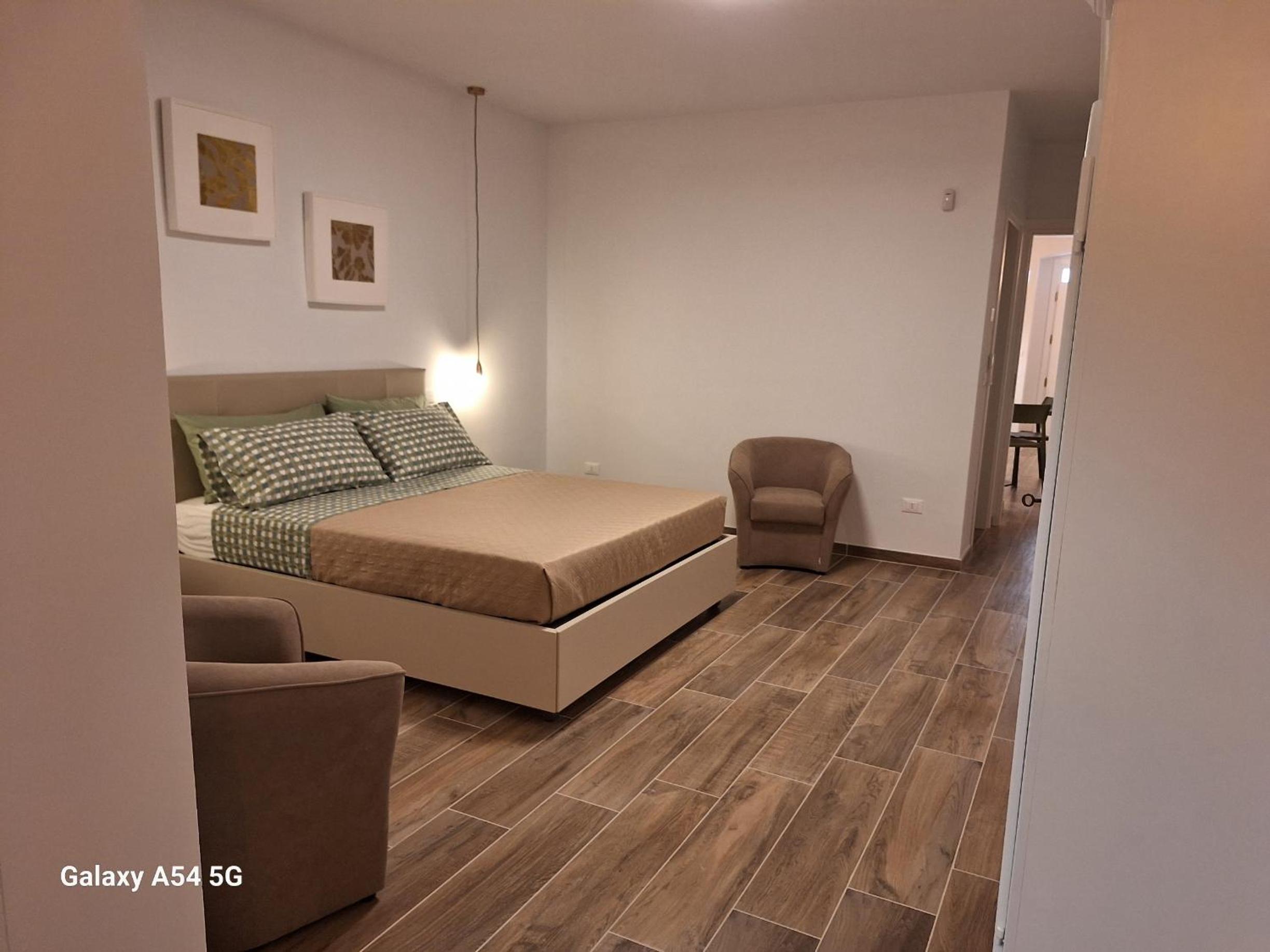 One-Bedroom Apartment photo 1