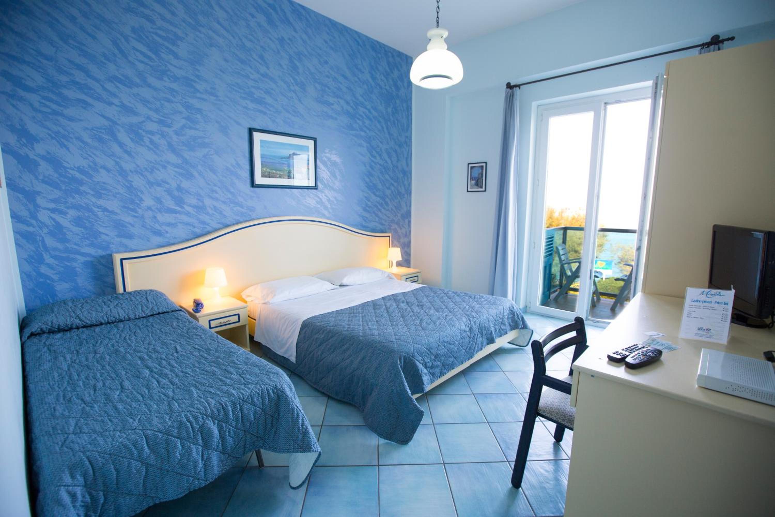 Room with Balcony and Sea View - Photo 5