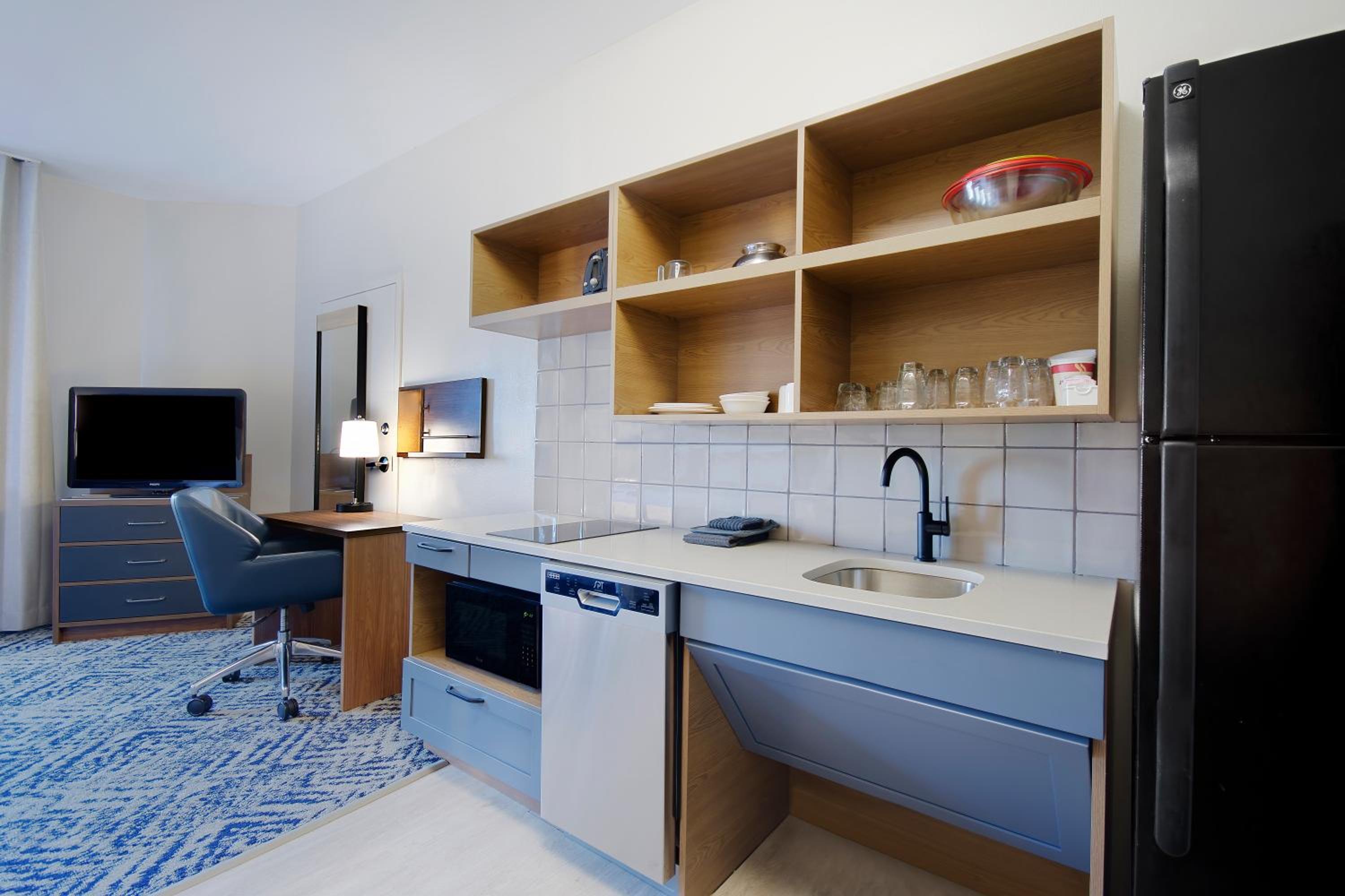 Queen Studio Suite with Two Queen Beds - Mobility Access Tub/Non-Smoking - Photo 6