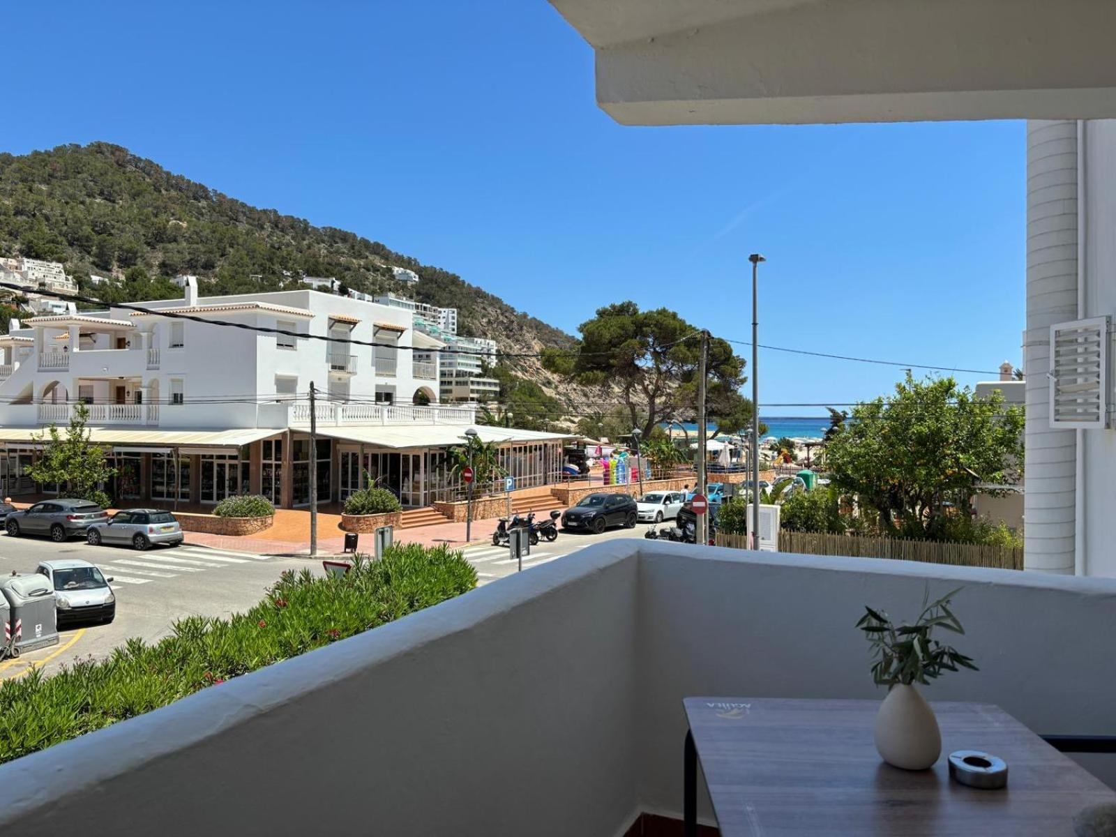 One-Bedroom Apartment with Sea View photo 2