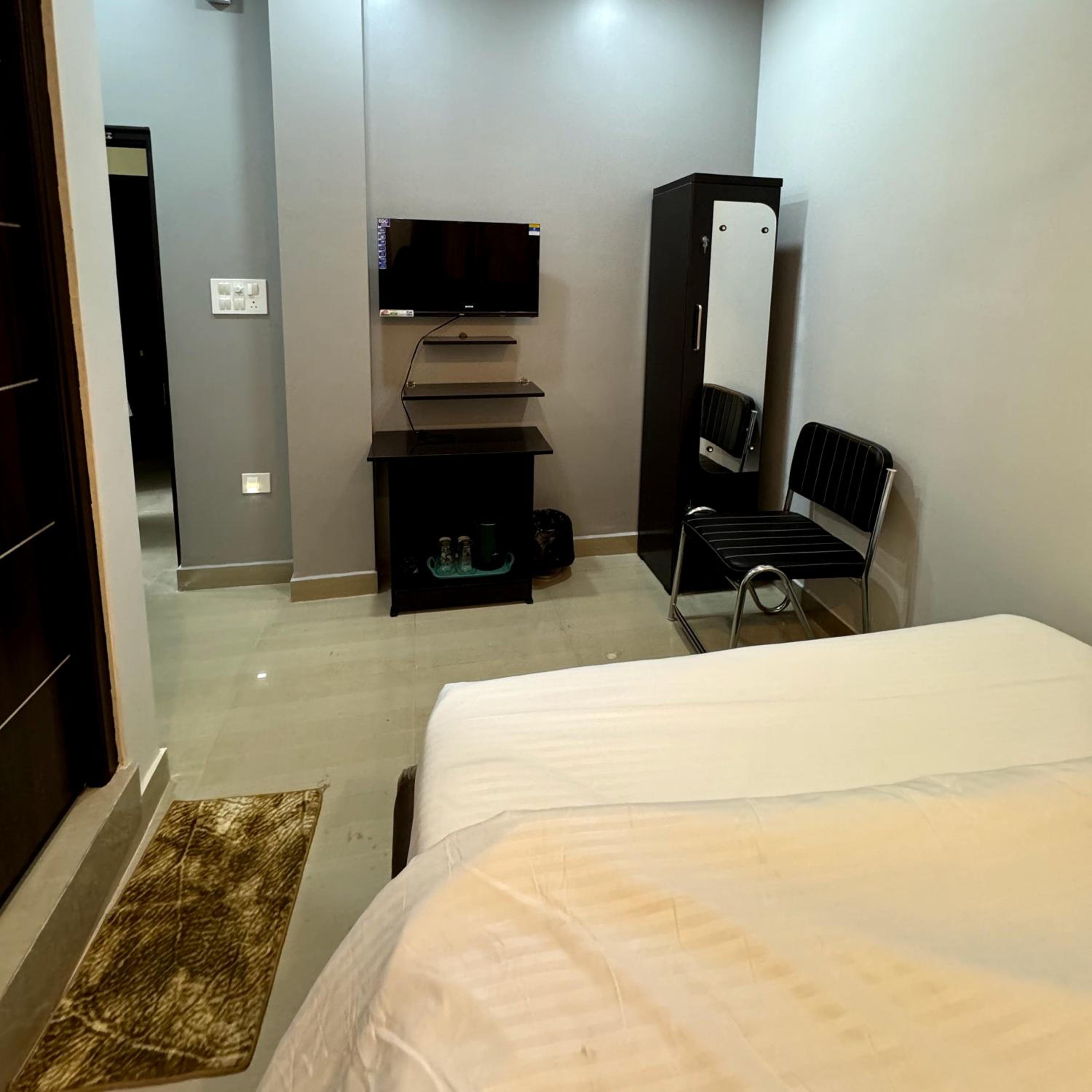 Deluxe Double Room (2 Adults + 1 Child) photo 1