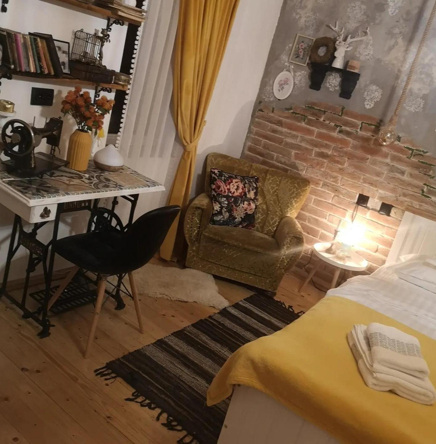 One-Bedroom House - Photo 31