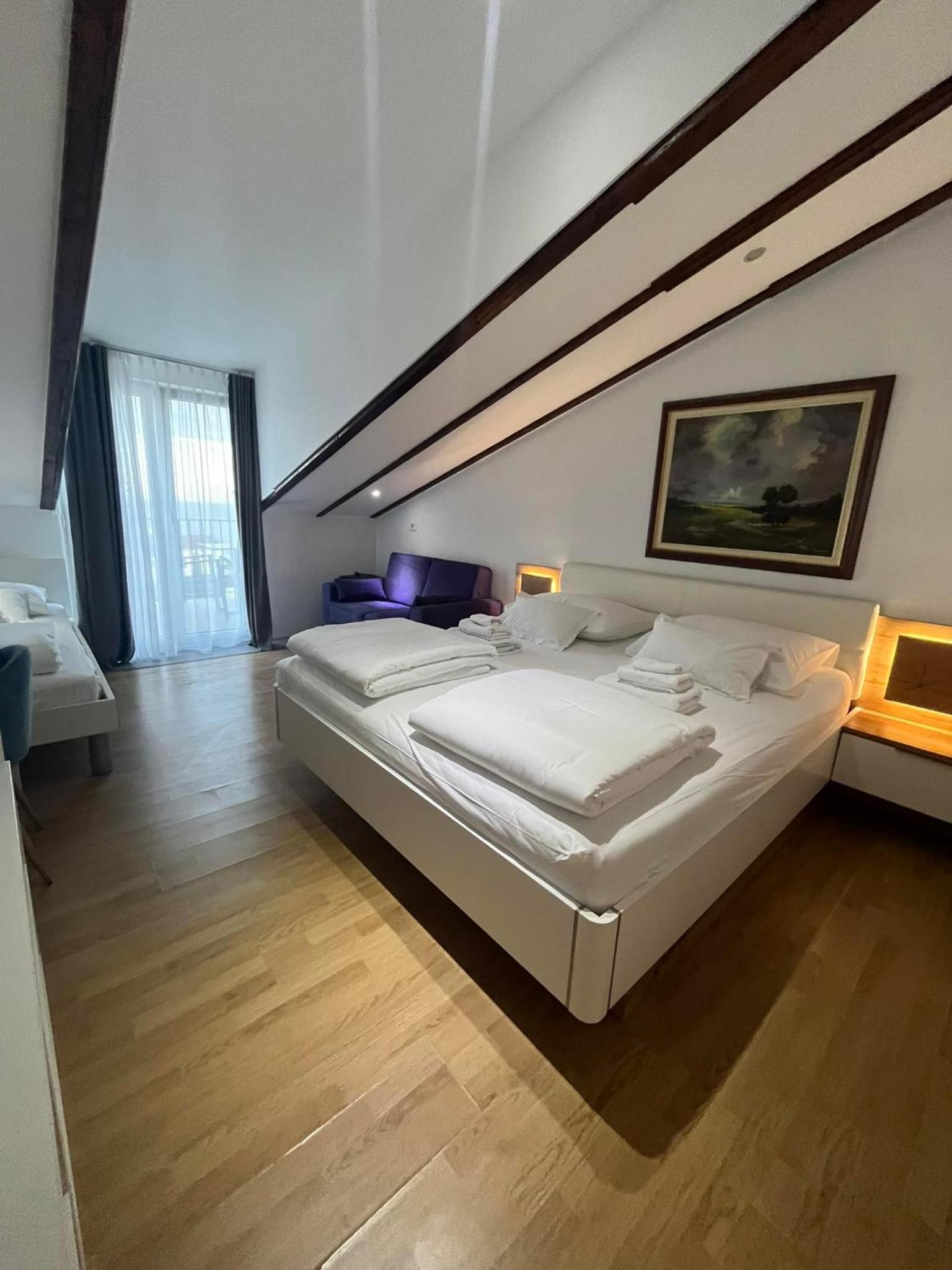 Large Double Room photo 2