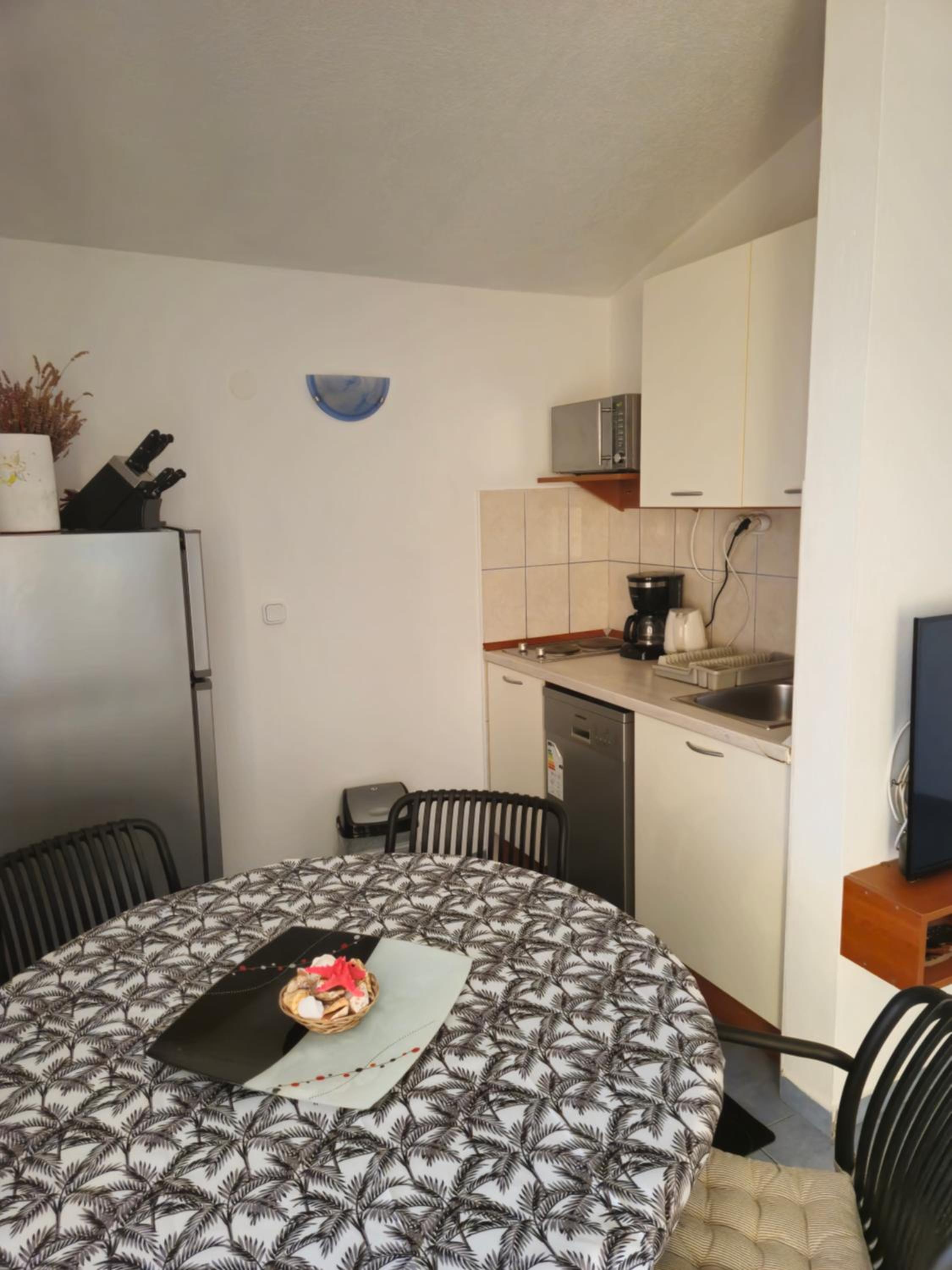 Apartment with Sea View - Photo 3