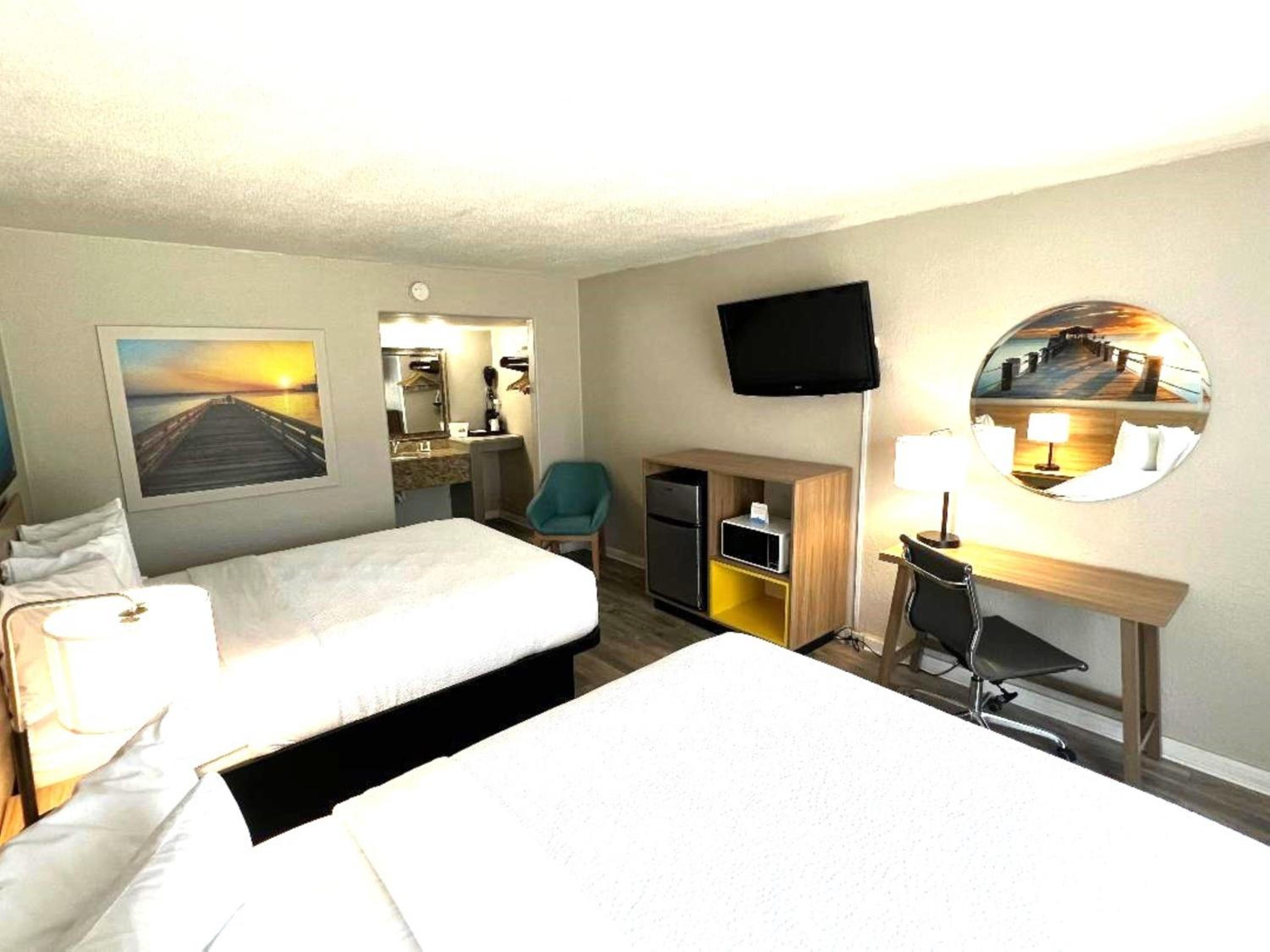 Queen Room with Two Queen Beds - Non-Smoking - Photo 6