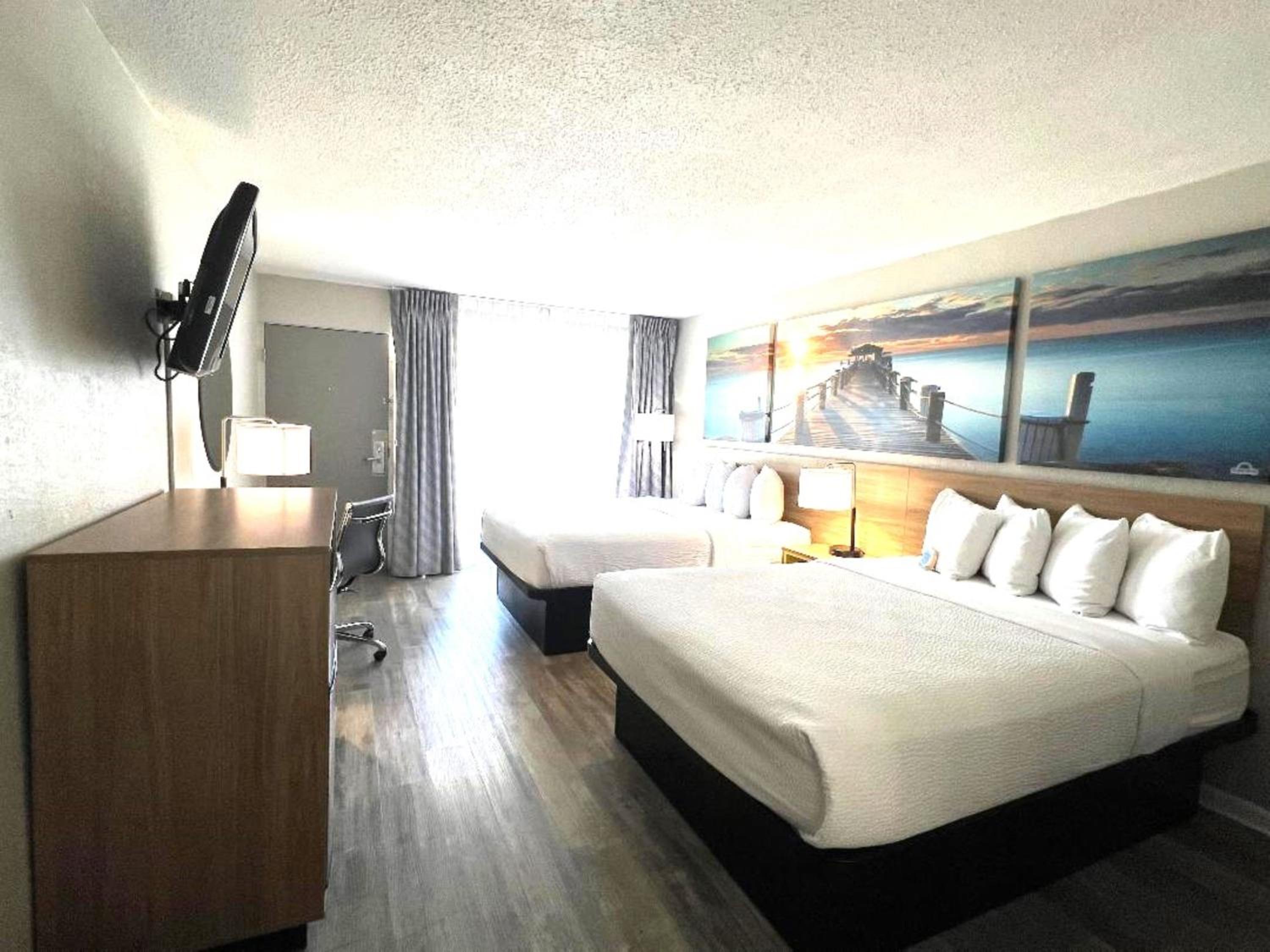 Queen Room with Two Queen Beds - Non-Smoking - Photo 5