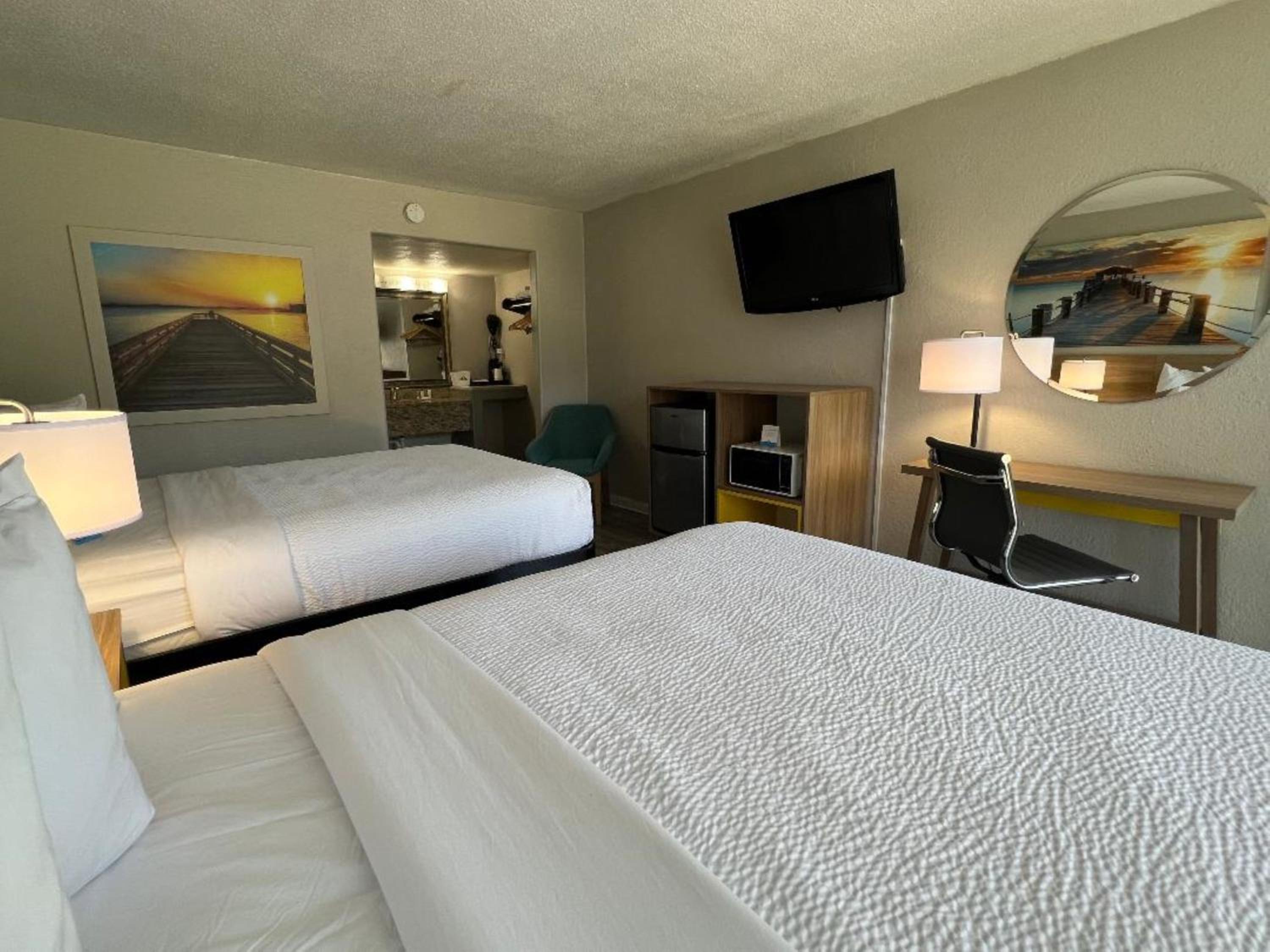 Queen Room with Two Queen Beds - Non-Smoking - Photo 7