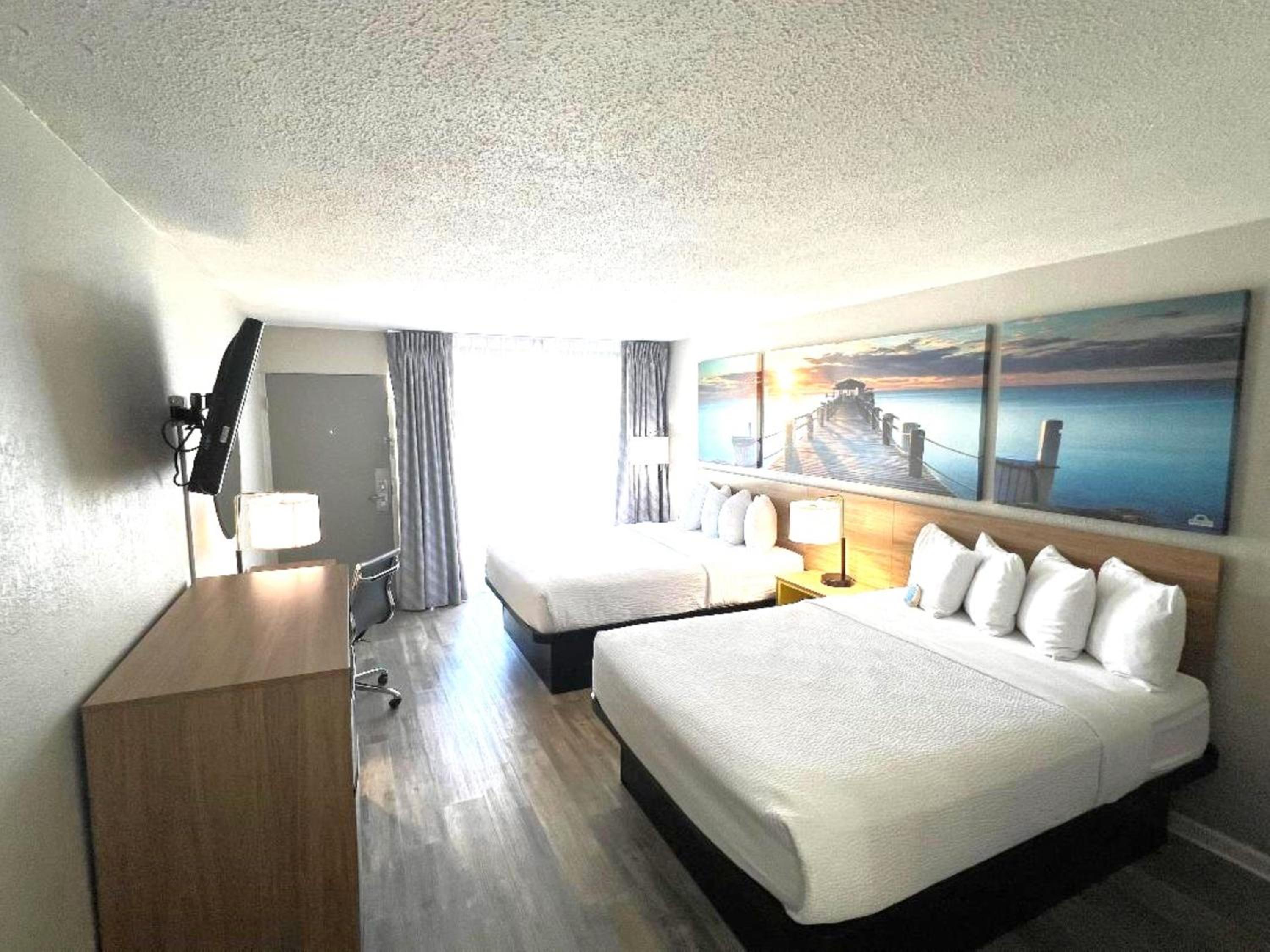 Queen Room with Two Queen Beds - Non-Smoking - Photo 4