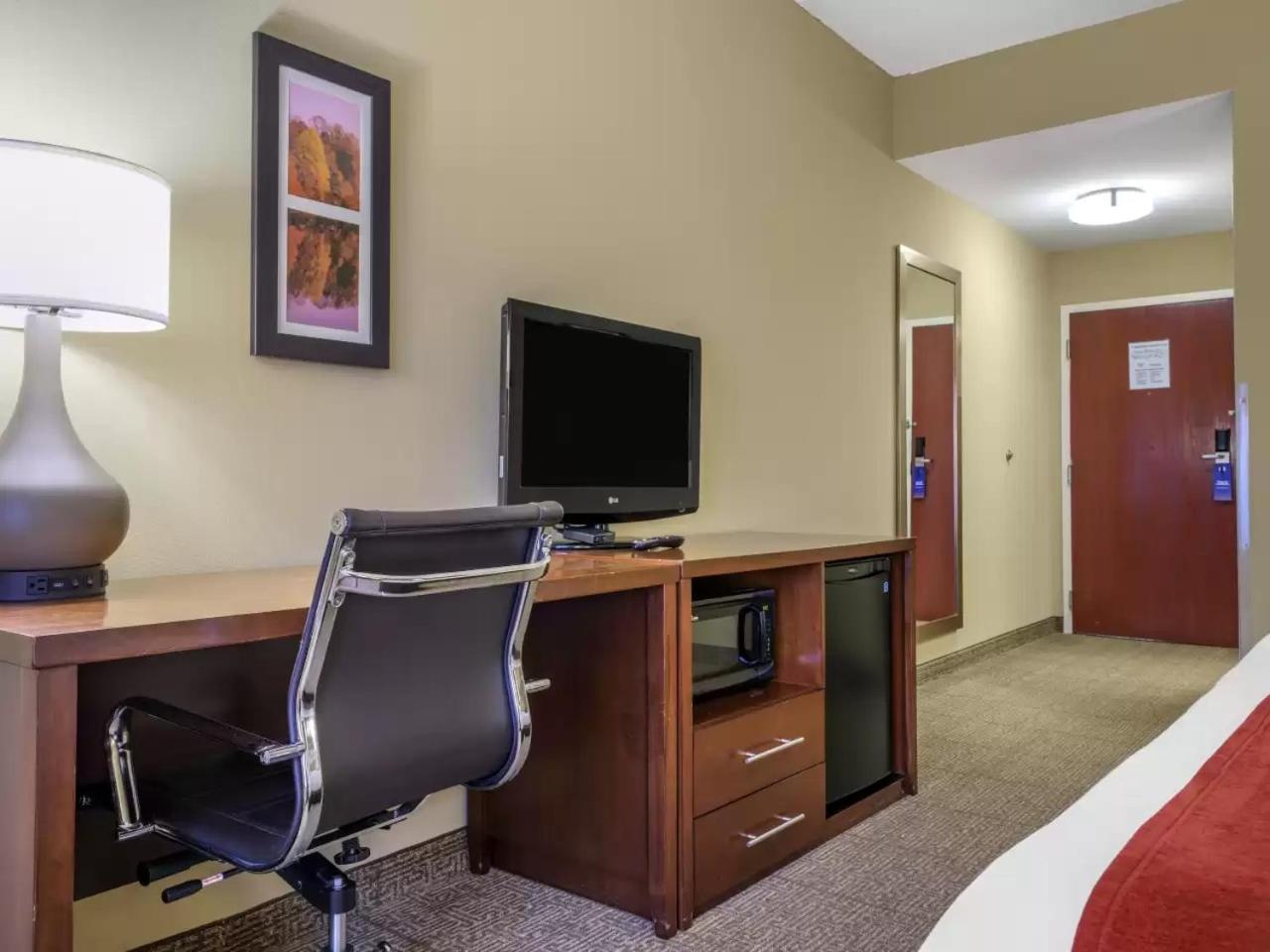 King Room - Non-Smoking - Photo 5