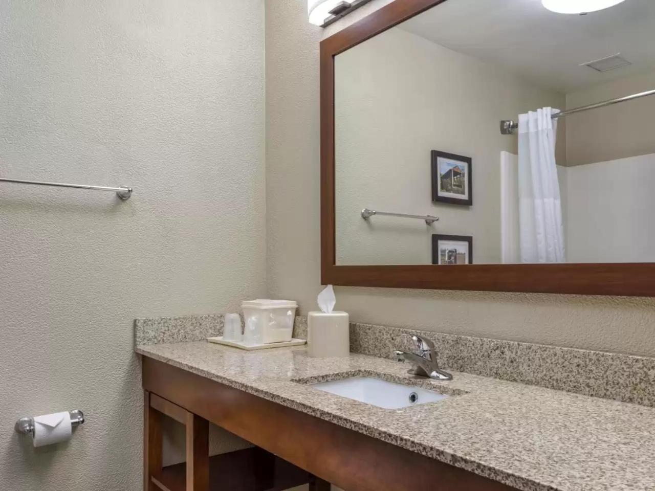 King Room - Non-Smoking - Photo 3